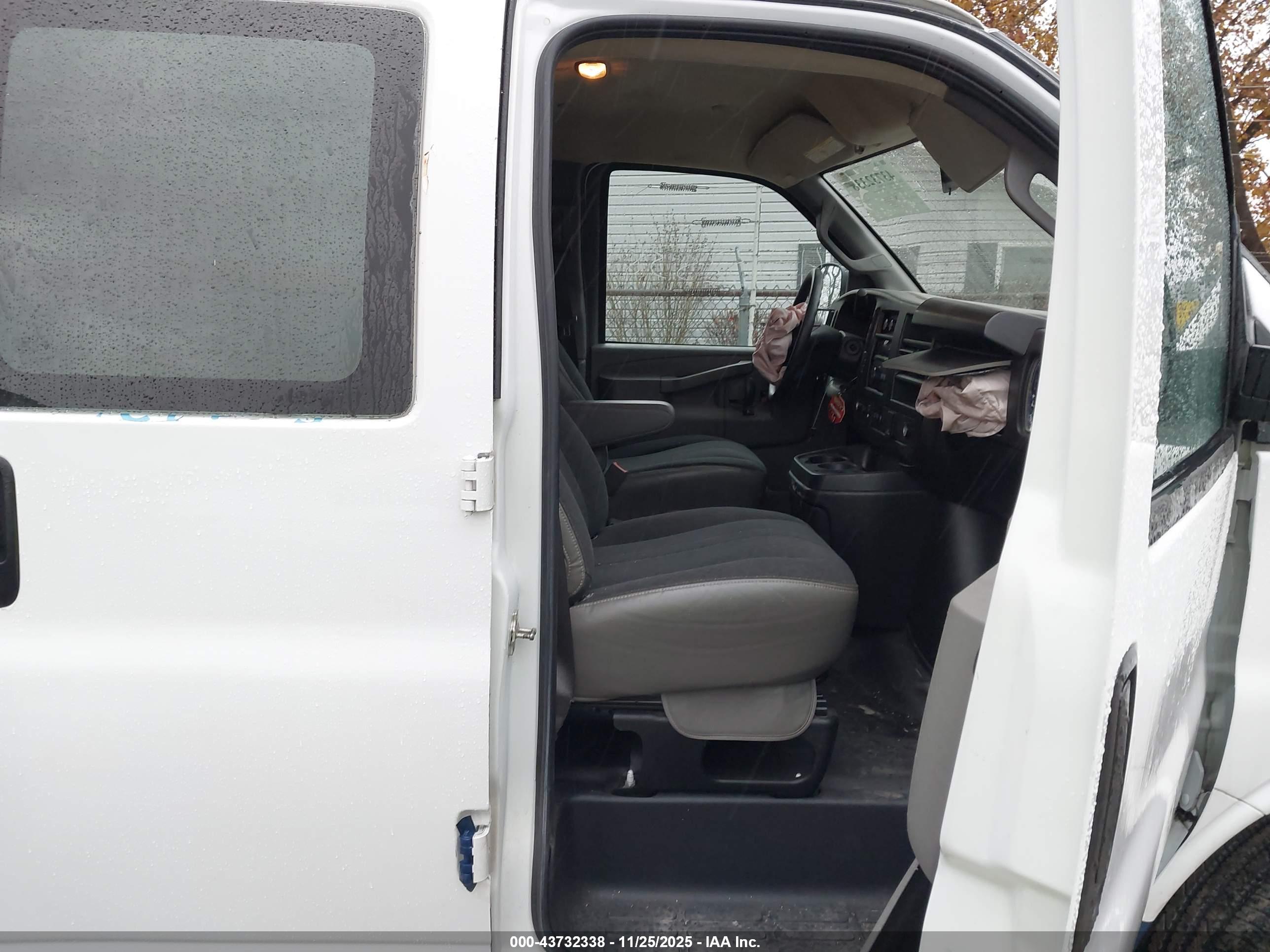 CHEVROLET EXPRESS image 5