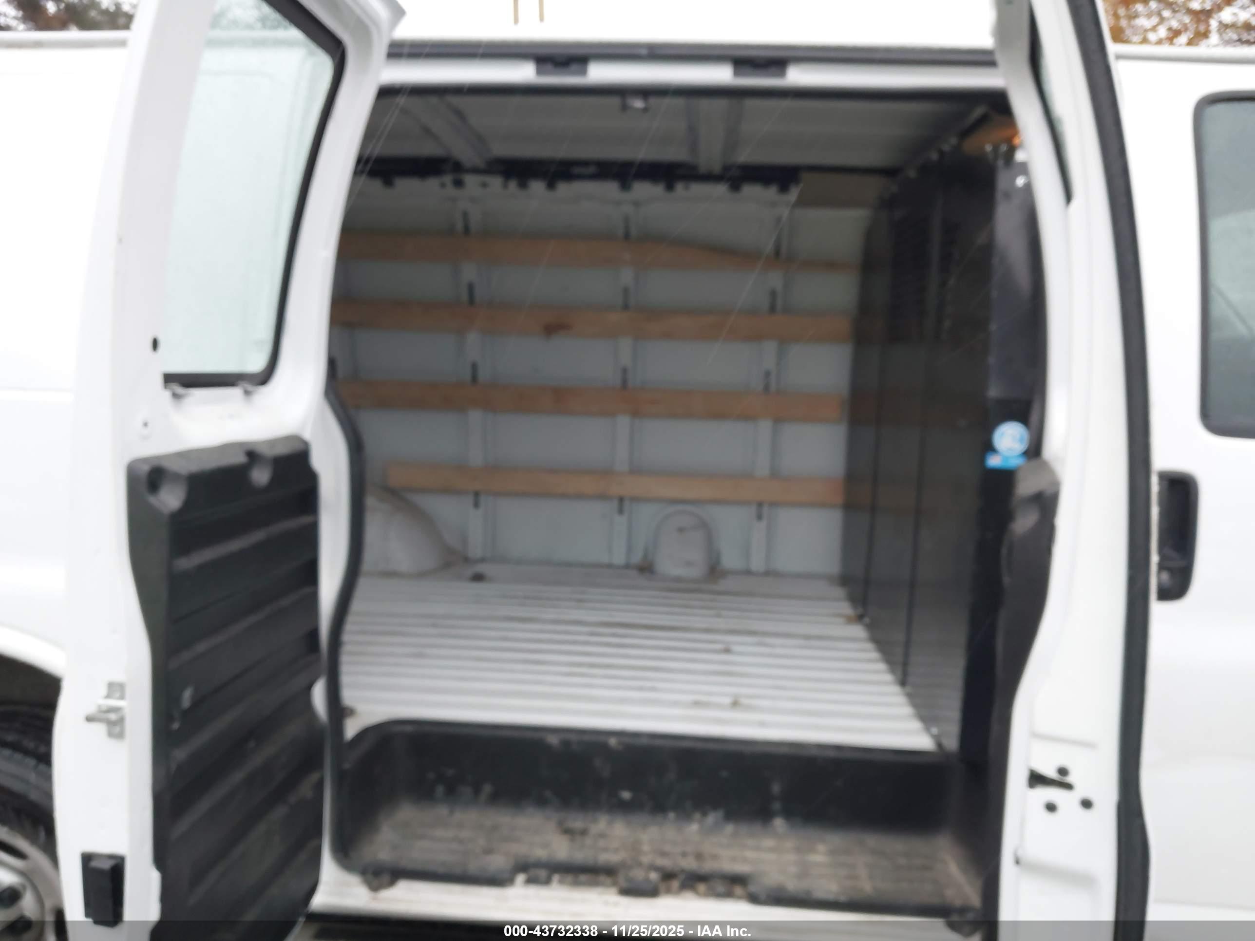 CHEVROLET EXPRESS image 8
