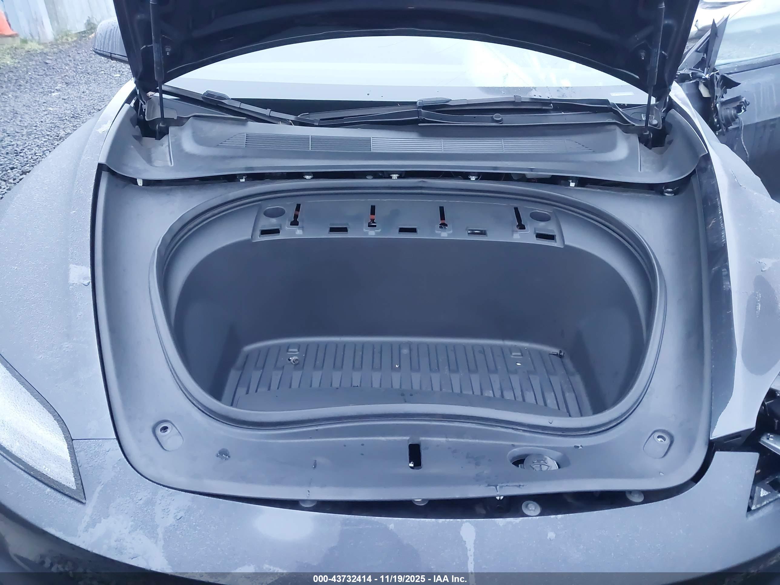 TESLA MODEL image 10