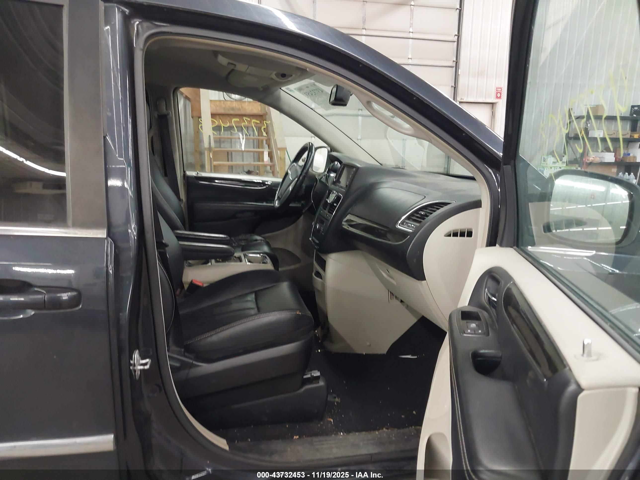 CHRYSLER TOWN image 5