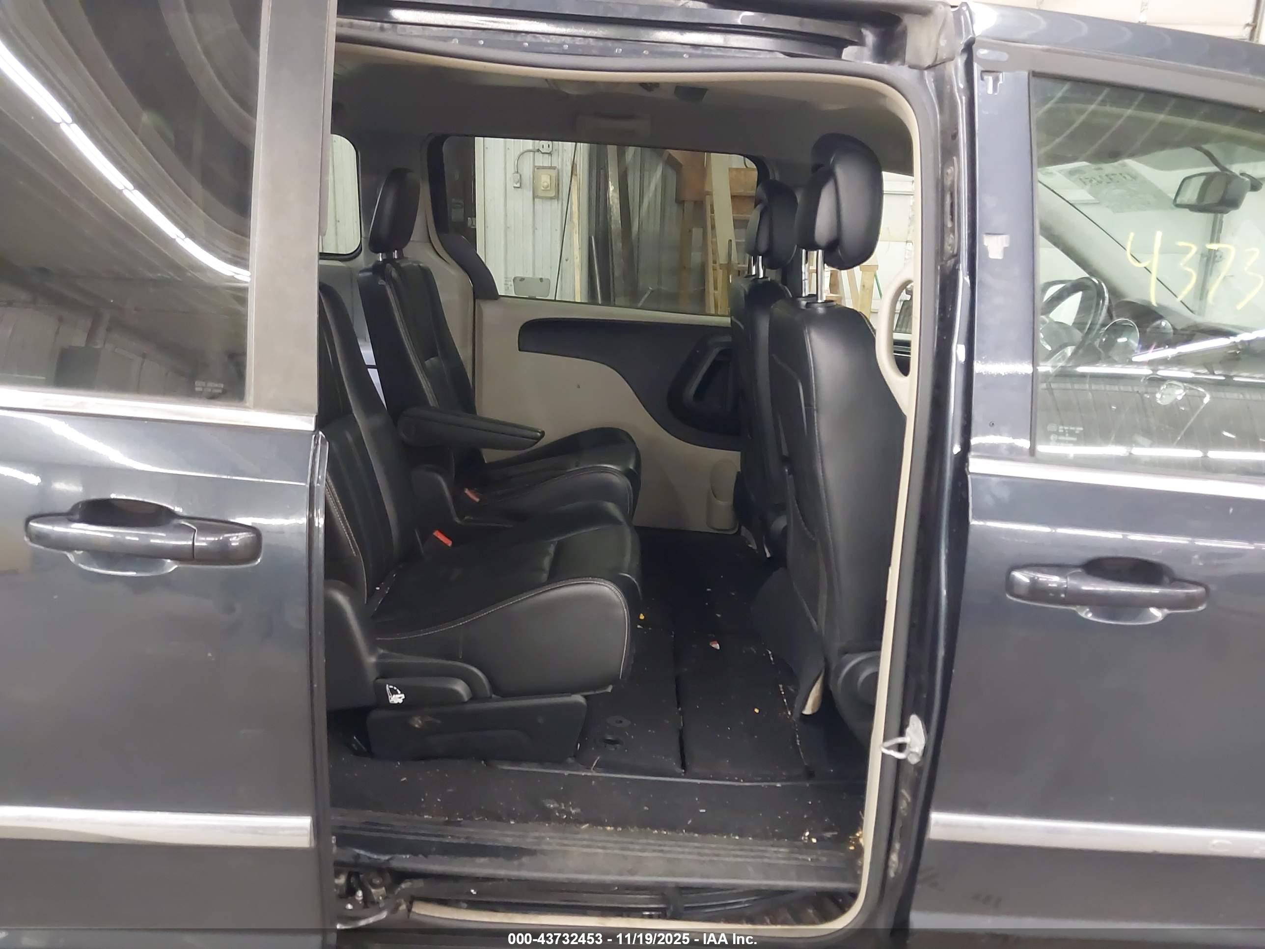 CHRYSLER TOWN image 8