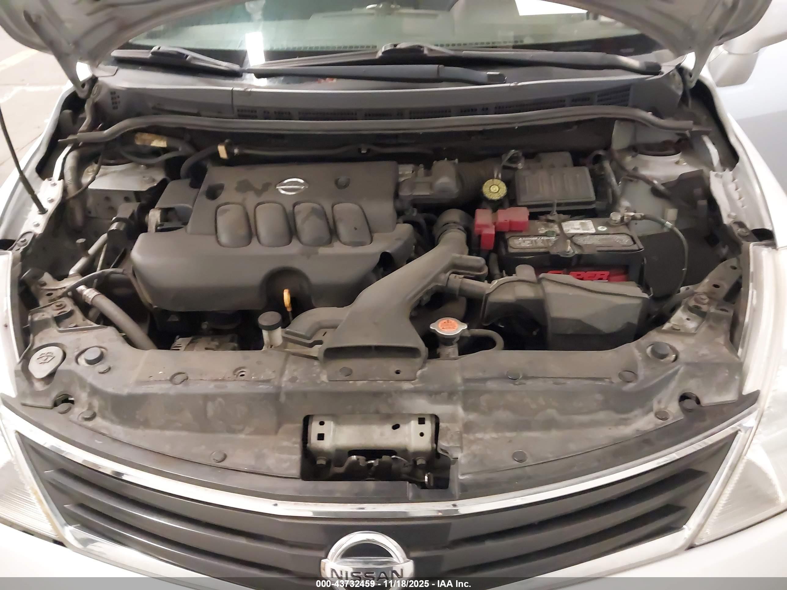 NISSAN VERSA image 10