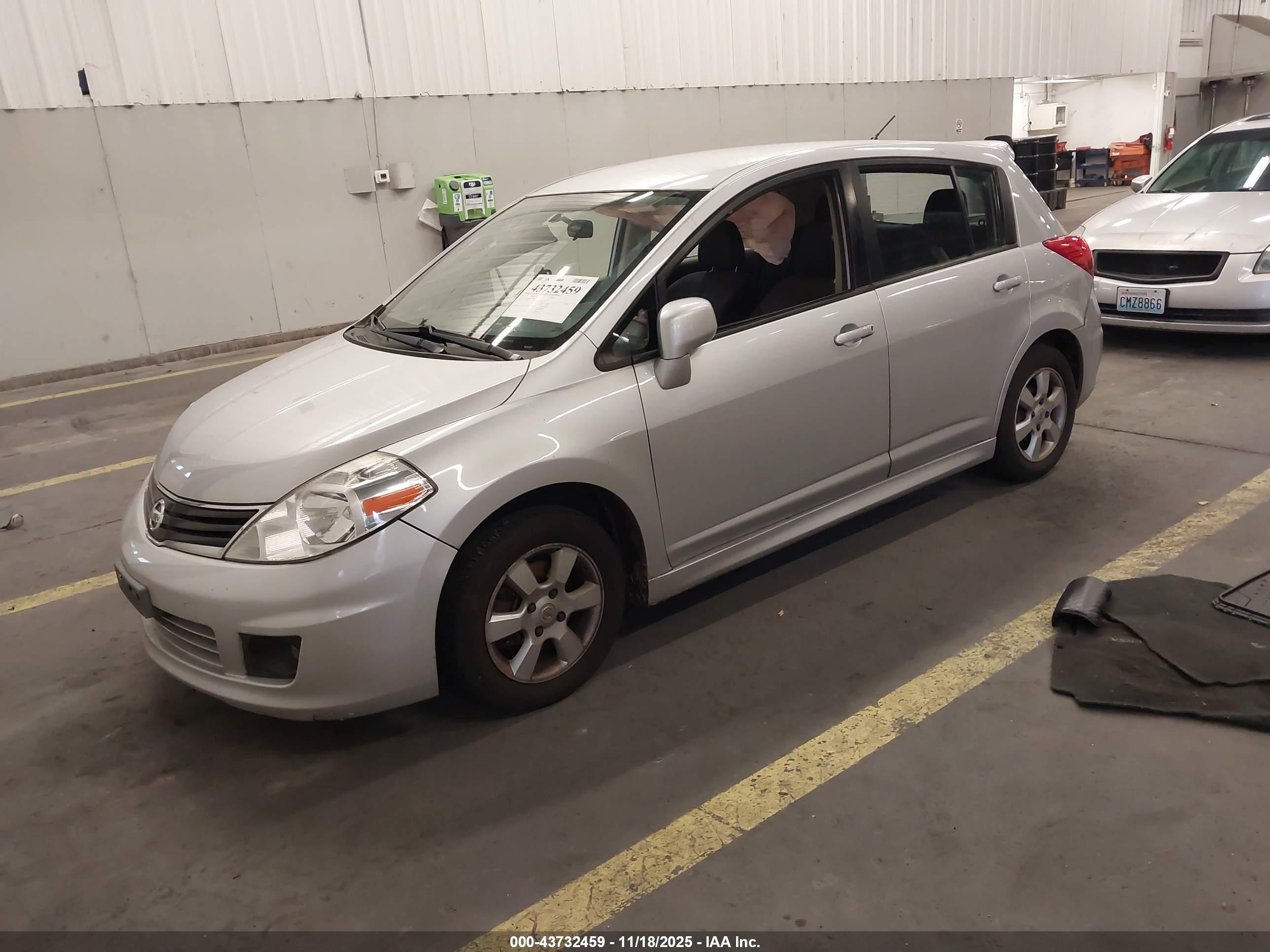NISSAN VERSA image 2