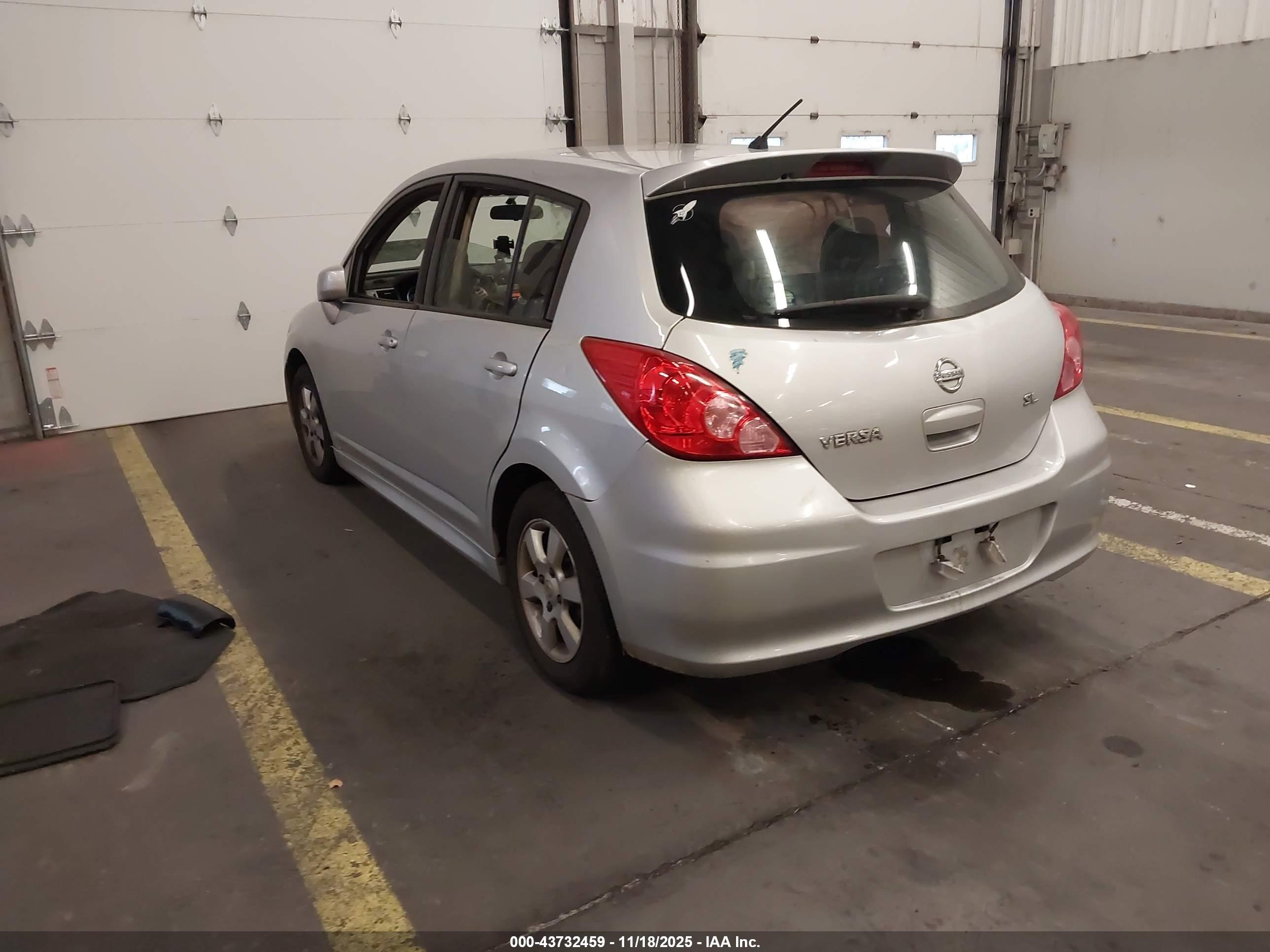 NISSAN VERSA image 3