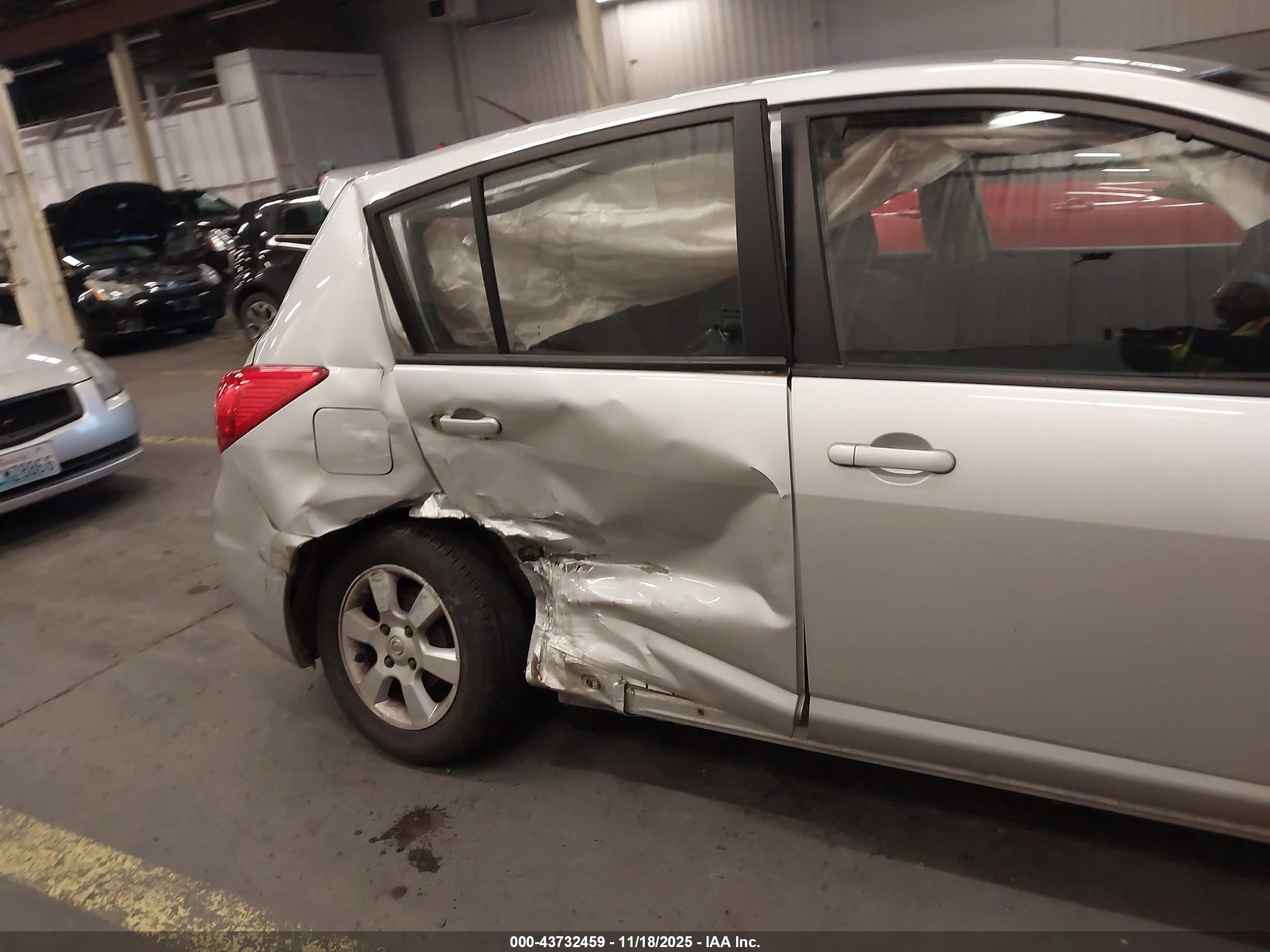 NISSAN VERSA image 6