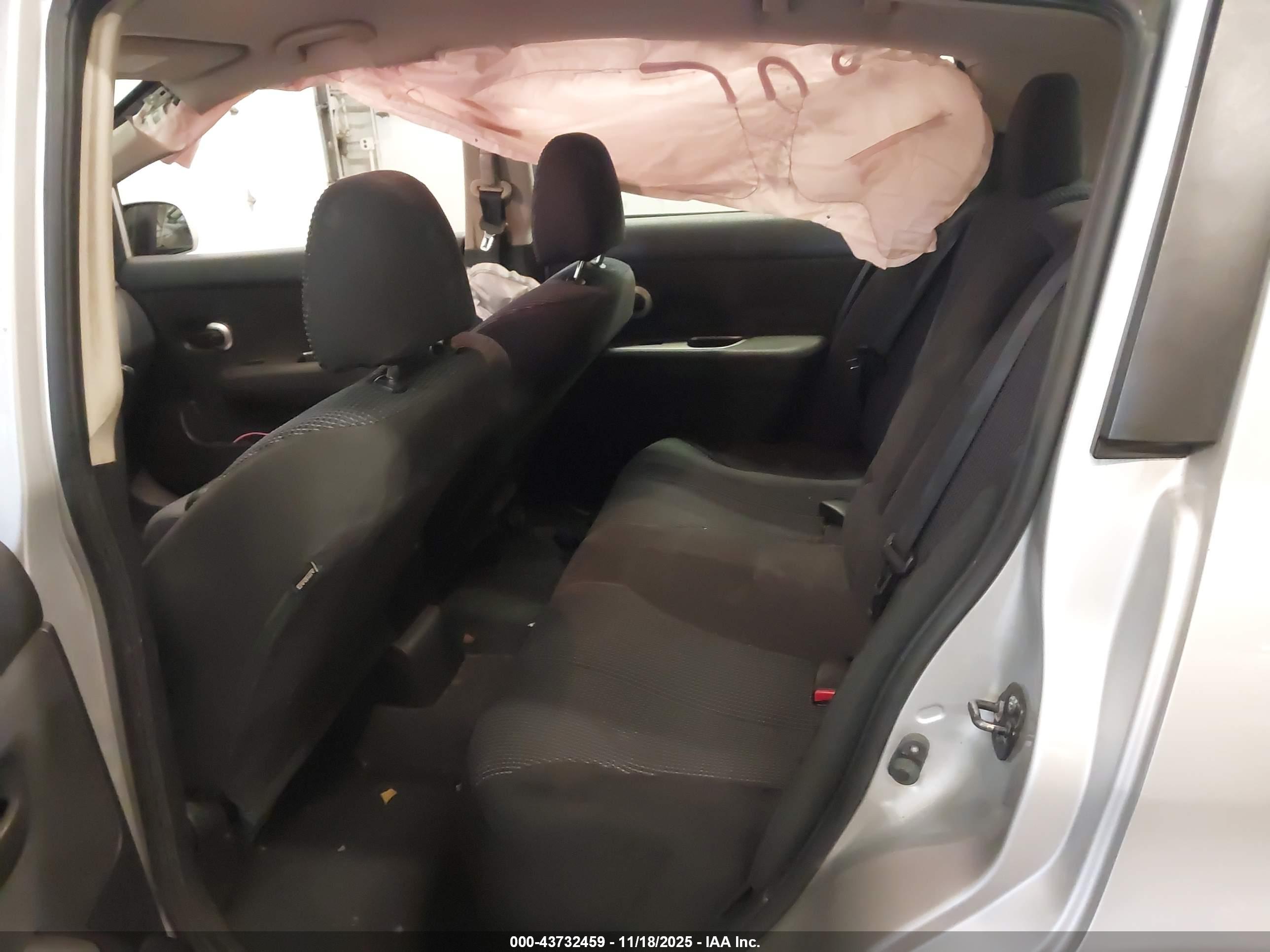 NISSAN VERSA image 8