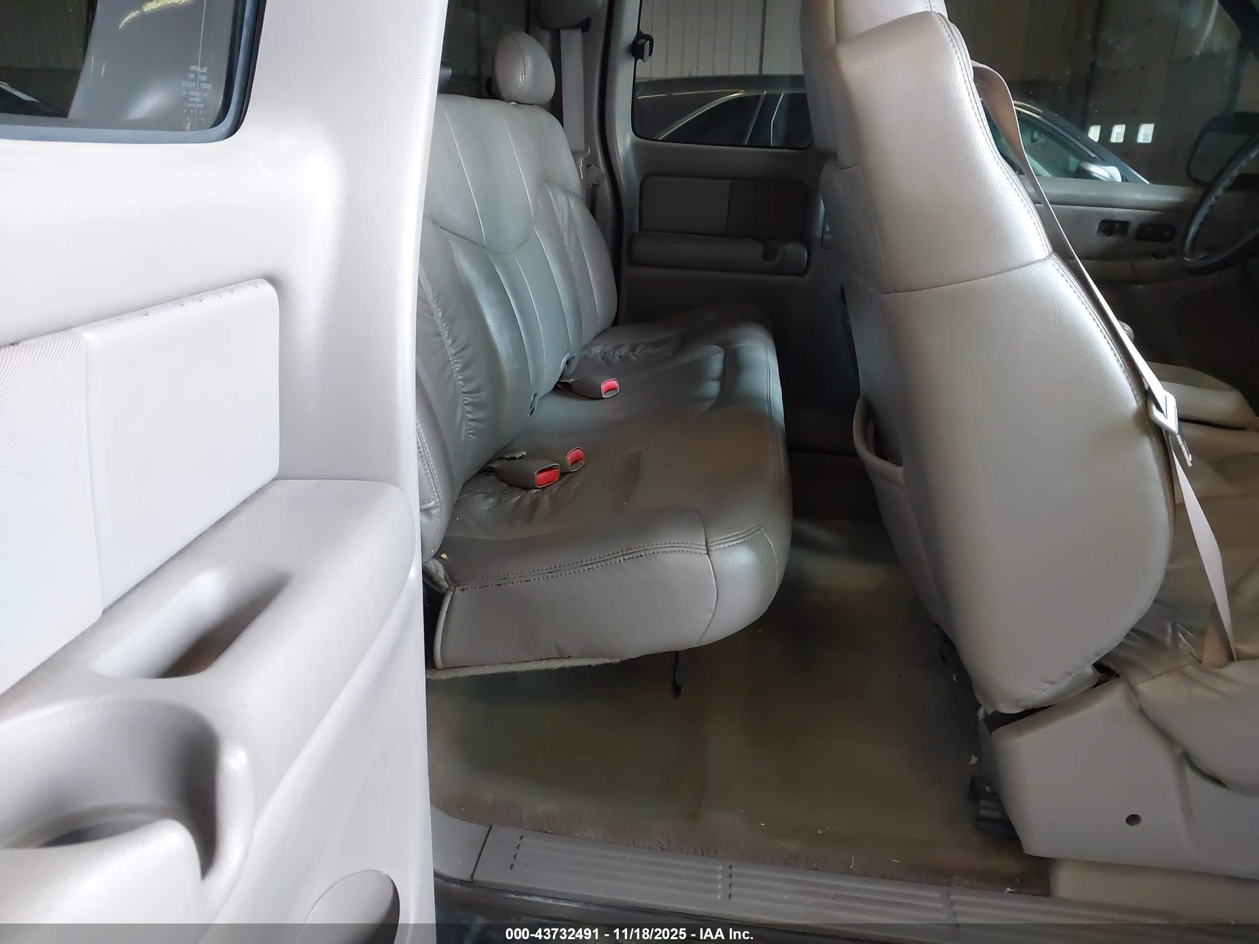 CHEVROLET SILVERADO image 8
