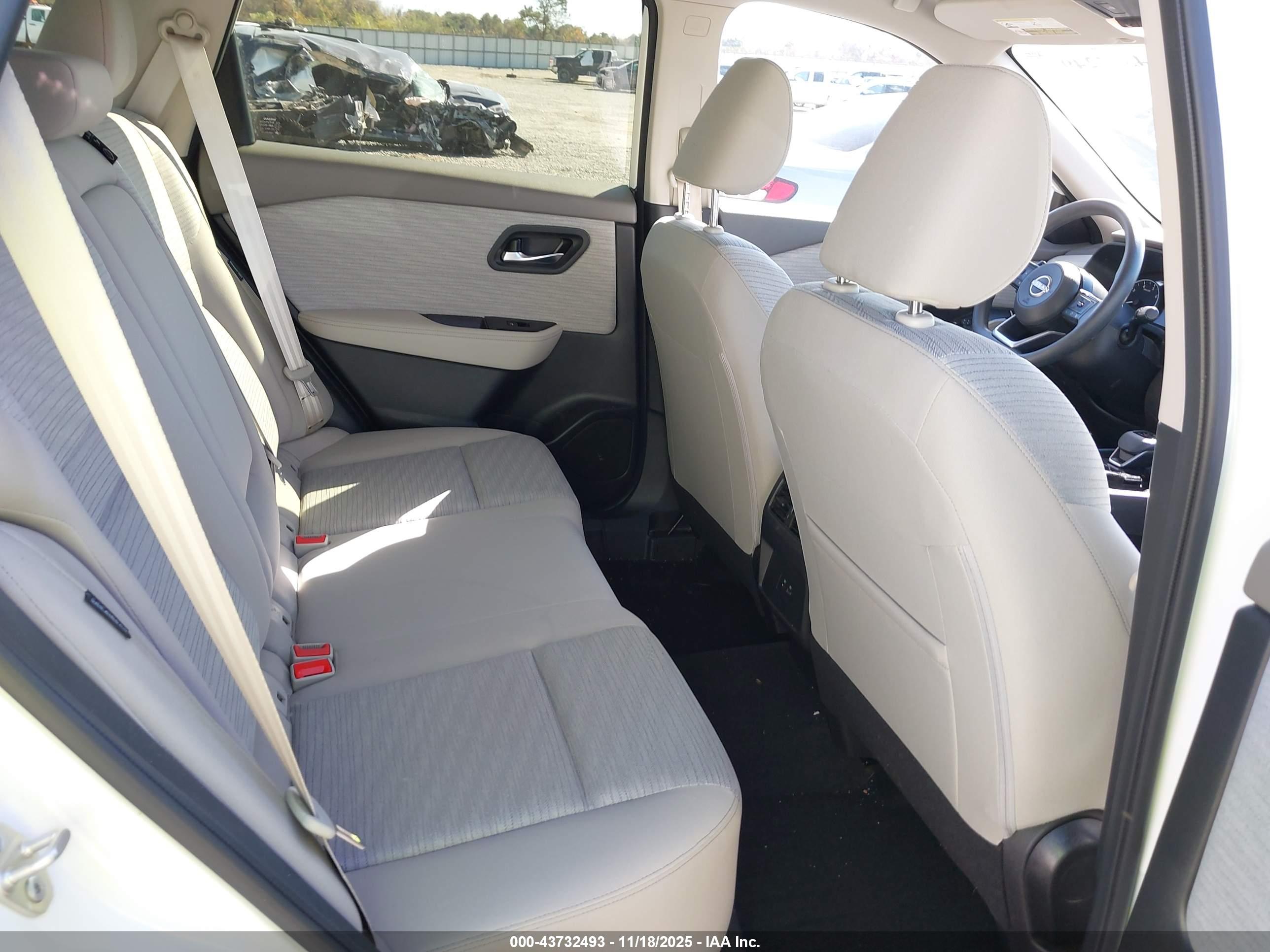 NISSAN ROGUE image 8