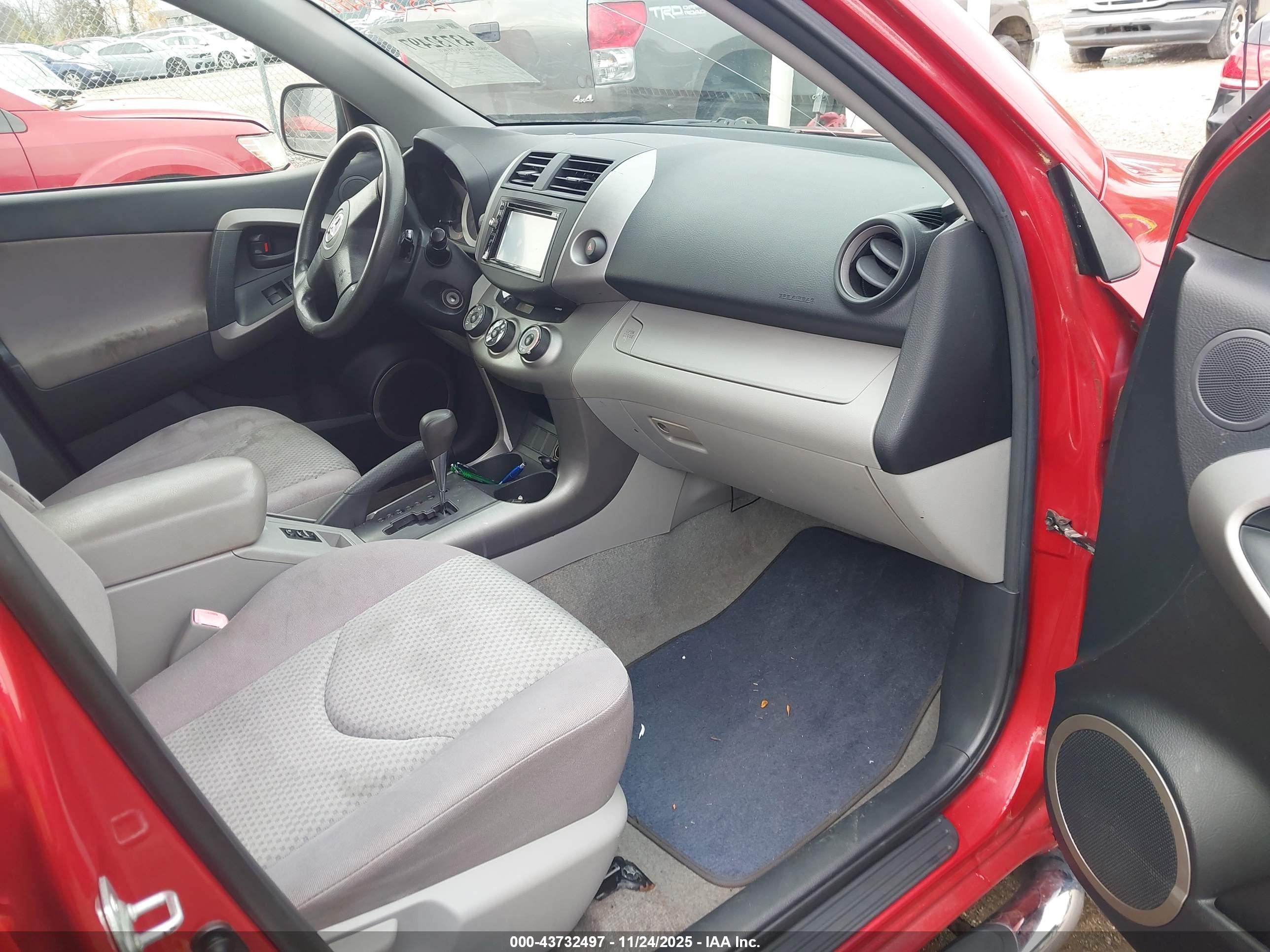 TOYOTA RAV4 image 5