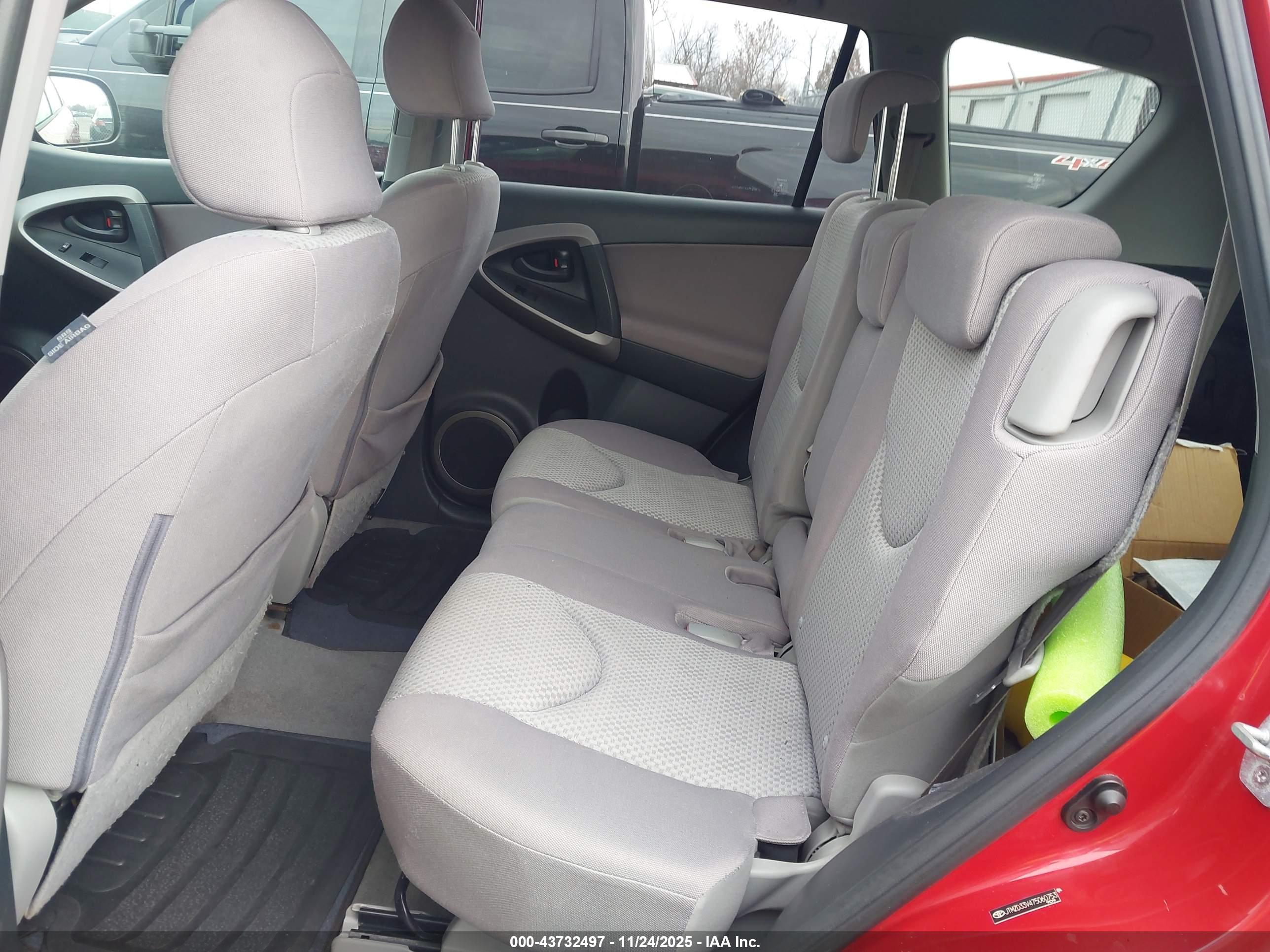 TOYOTA RAV4 image 8
