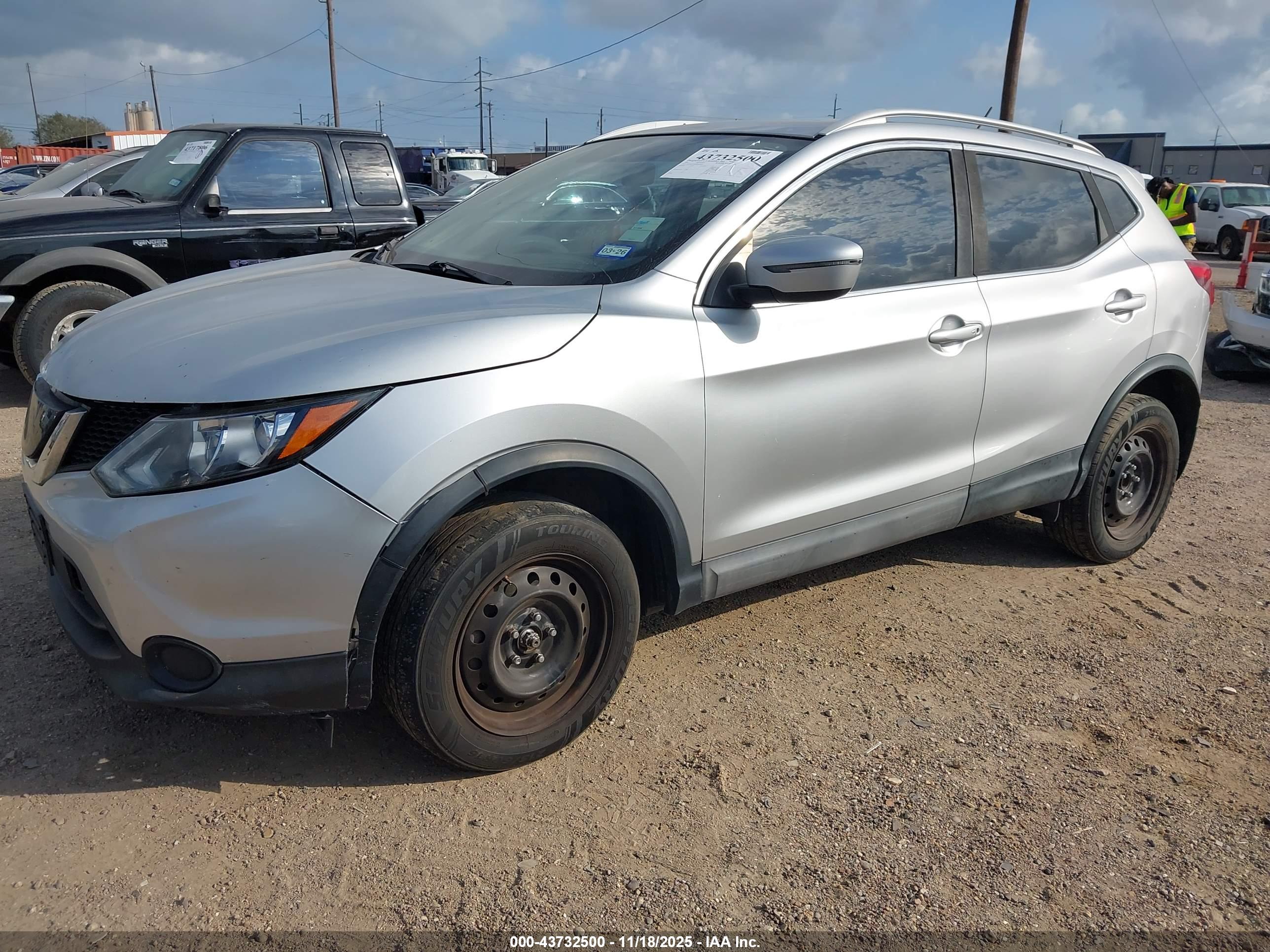 NISSAN ROGUE image 2