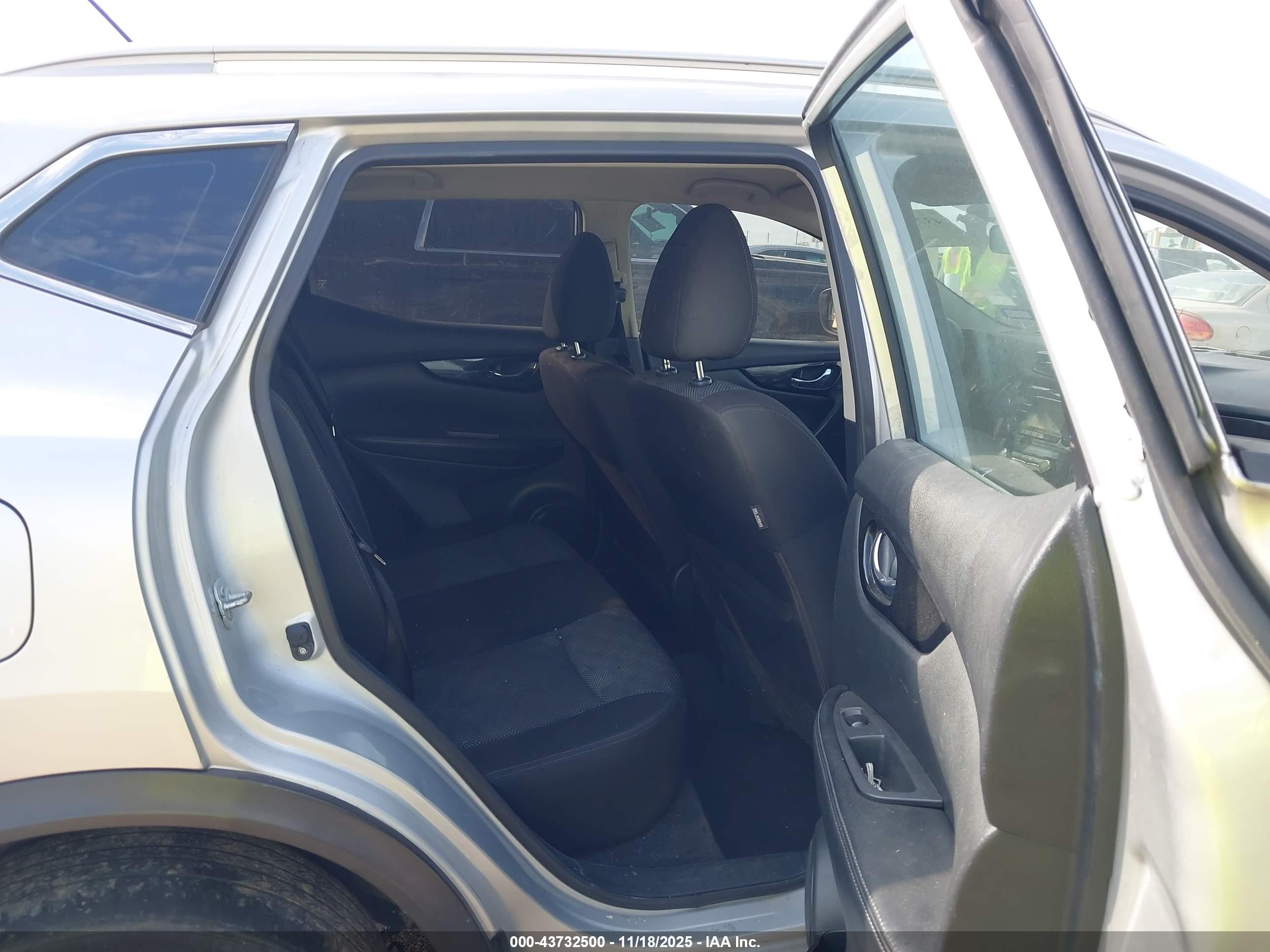 NISSAN ROGUE image 8