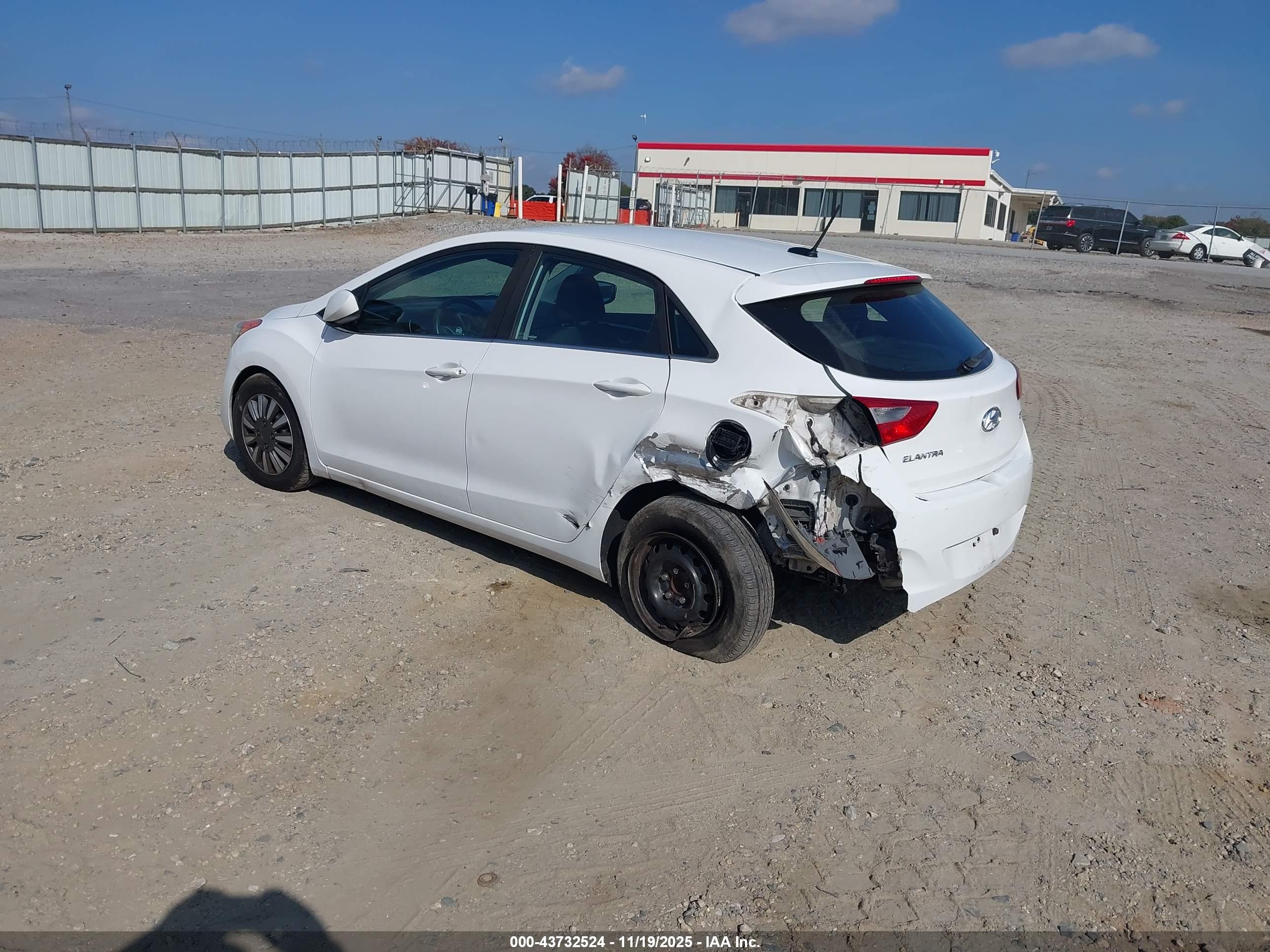 HYUNDAI ELANTRA image 3