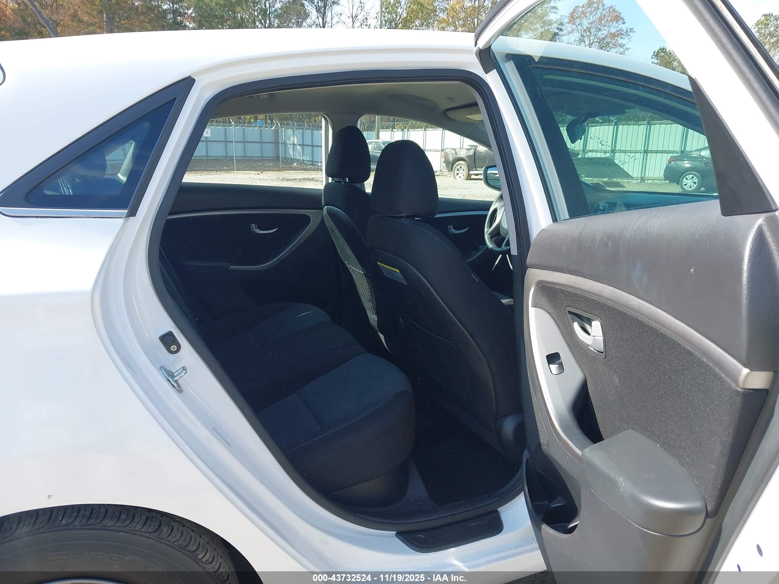 HYUNDAI ELANTRA image 8