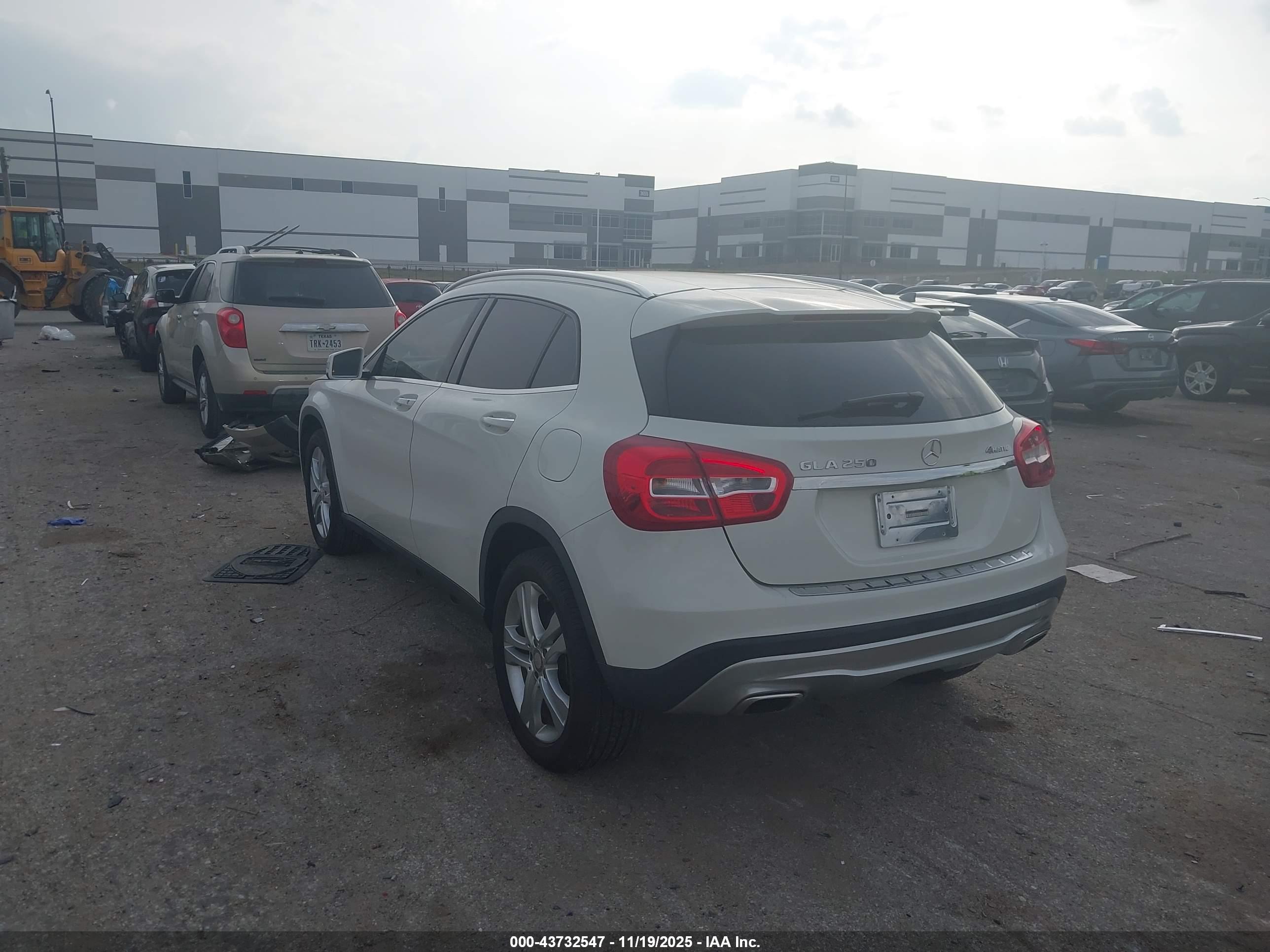 MERCEDES-BENZ GLA image 3