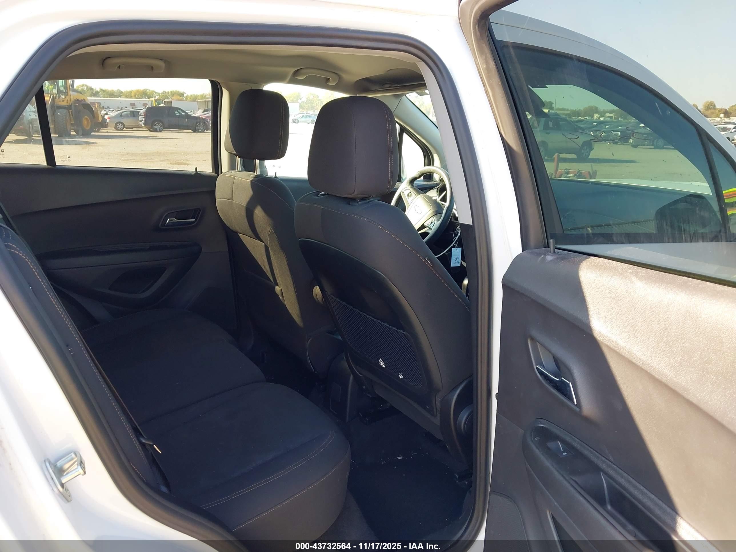 CHEVROLET TRAX image 8