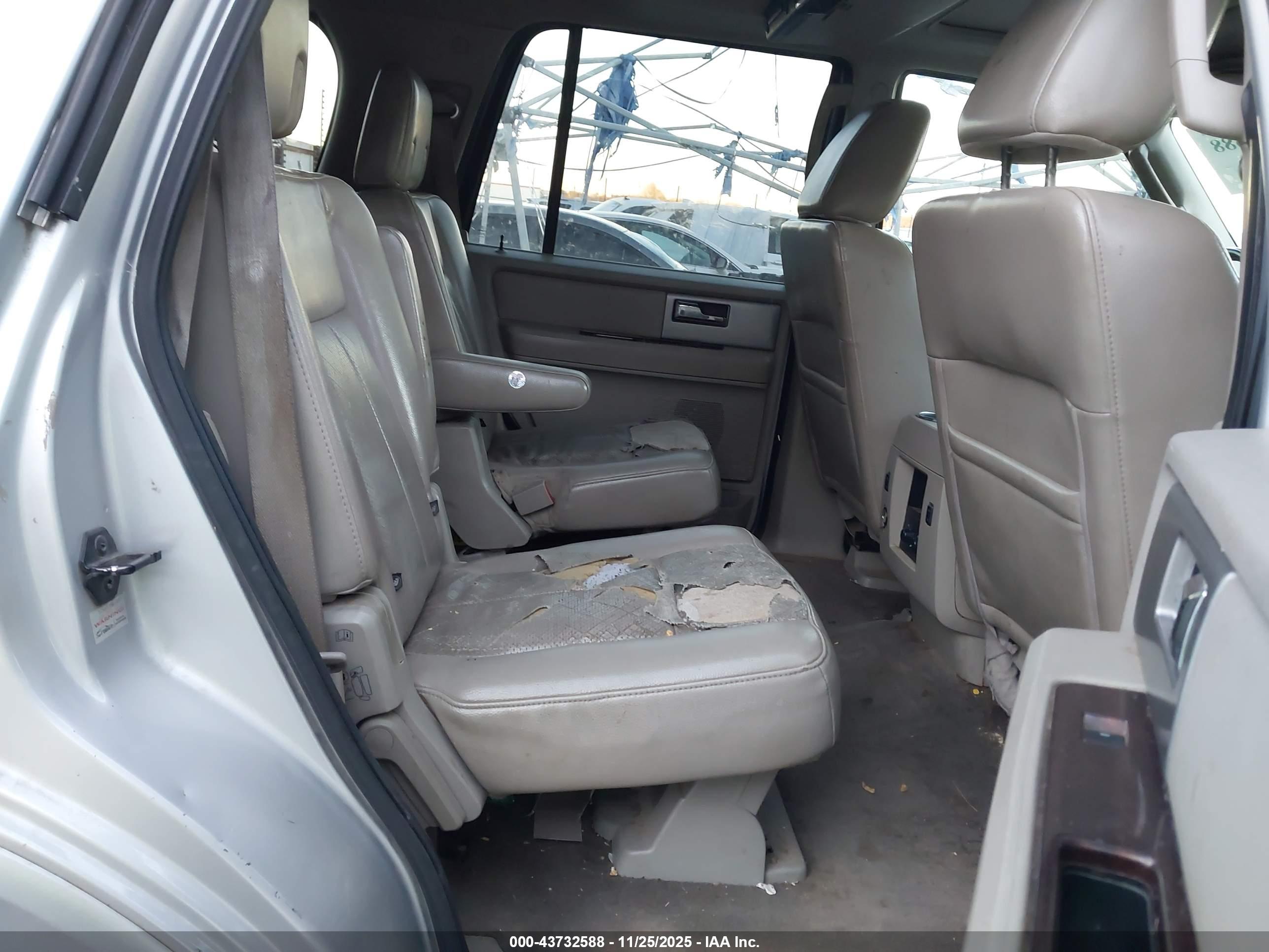 FORD EXPEDITION image 8