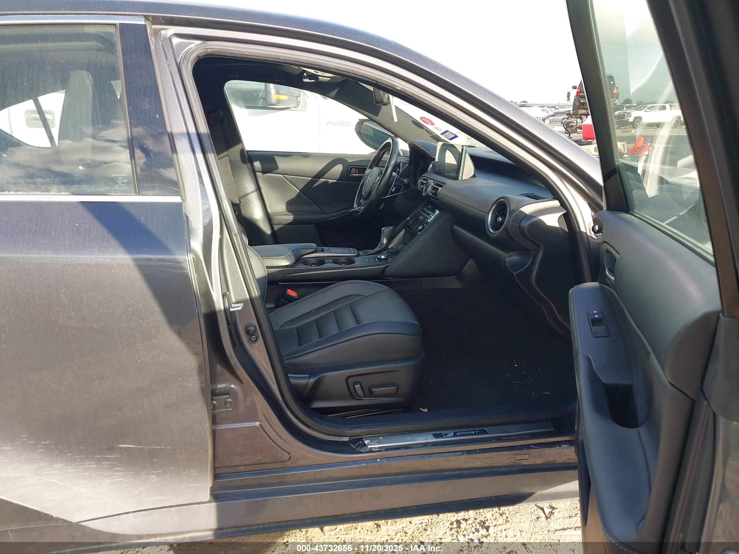 LEXUS IS image 5