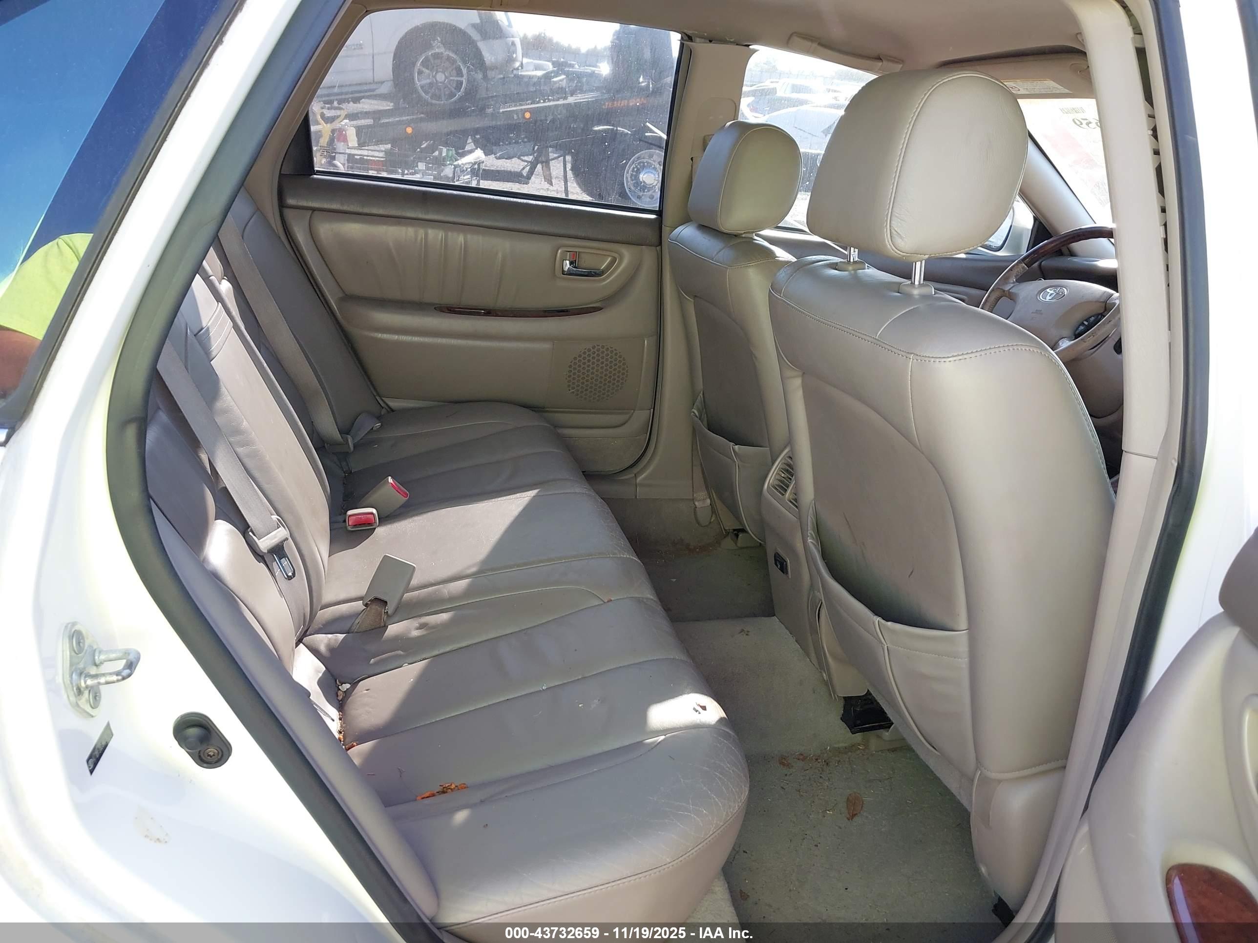 TOYOTA AVALON image 8