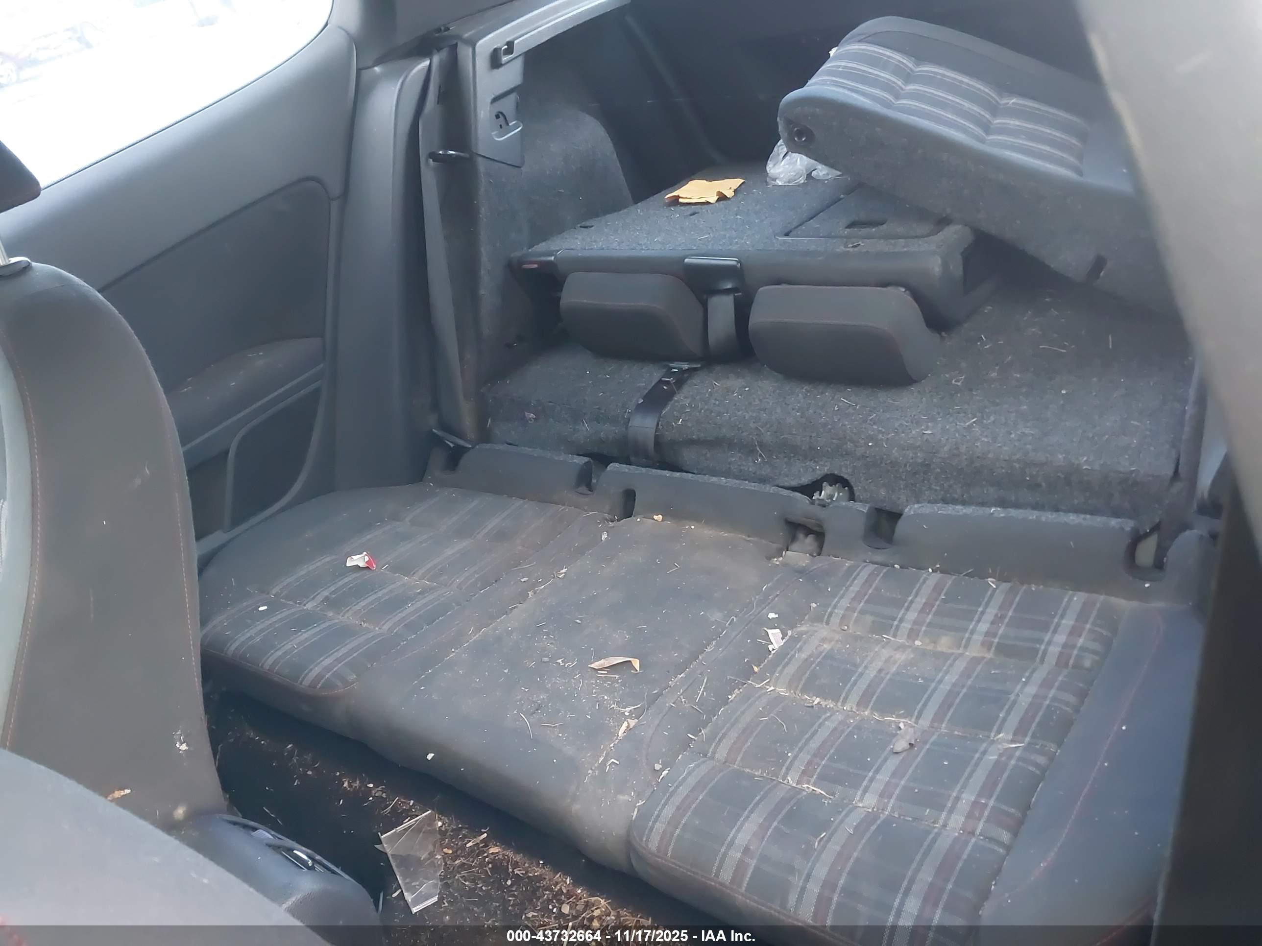 VOLKSWAGEN GTI image 8