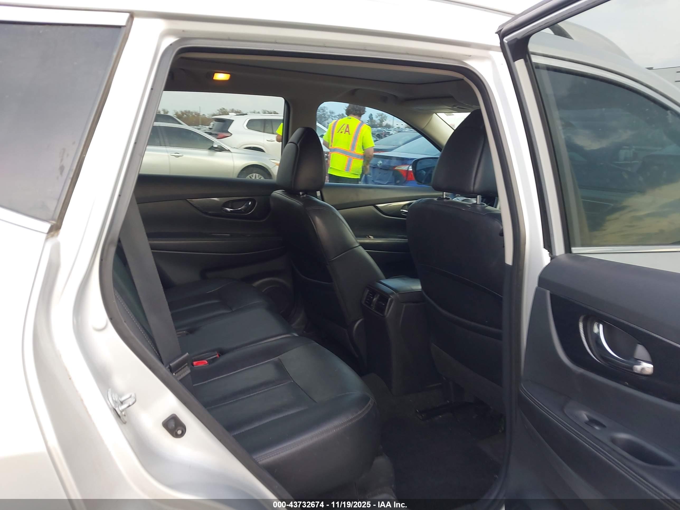 NISSAN ROGUE image 8