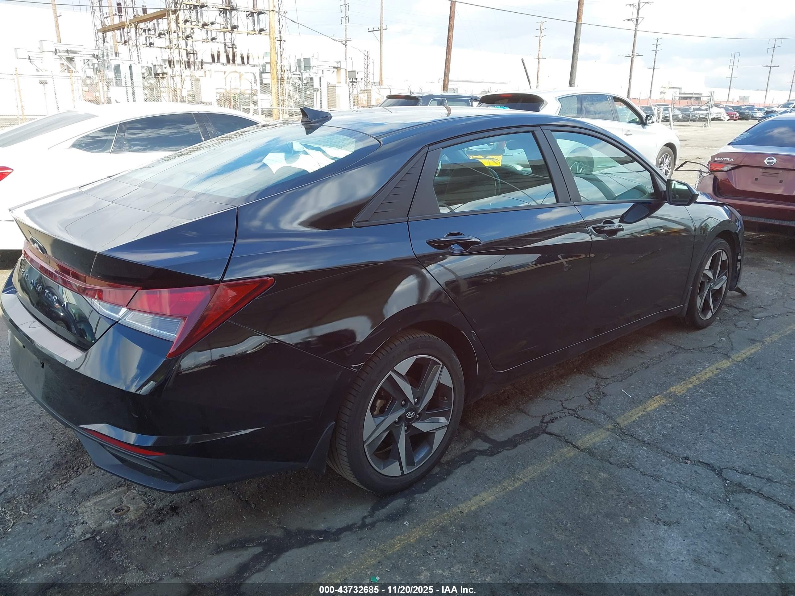 HYUNDAI ELANTRA image 4