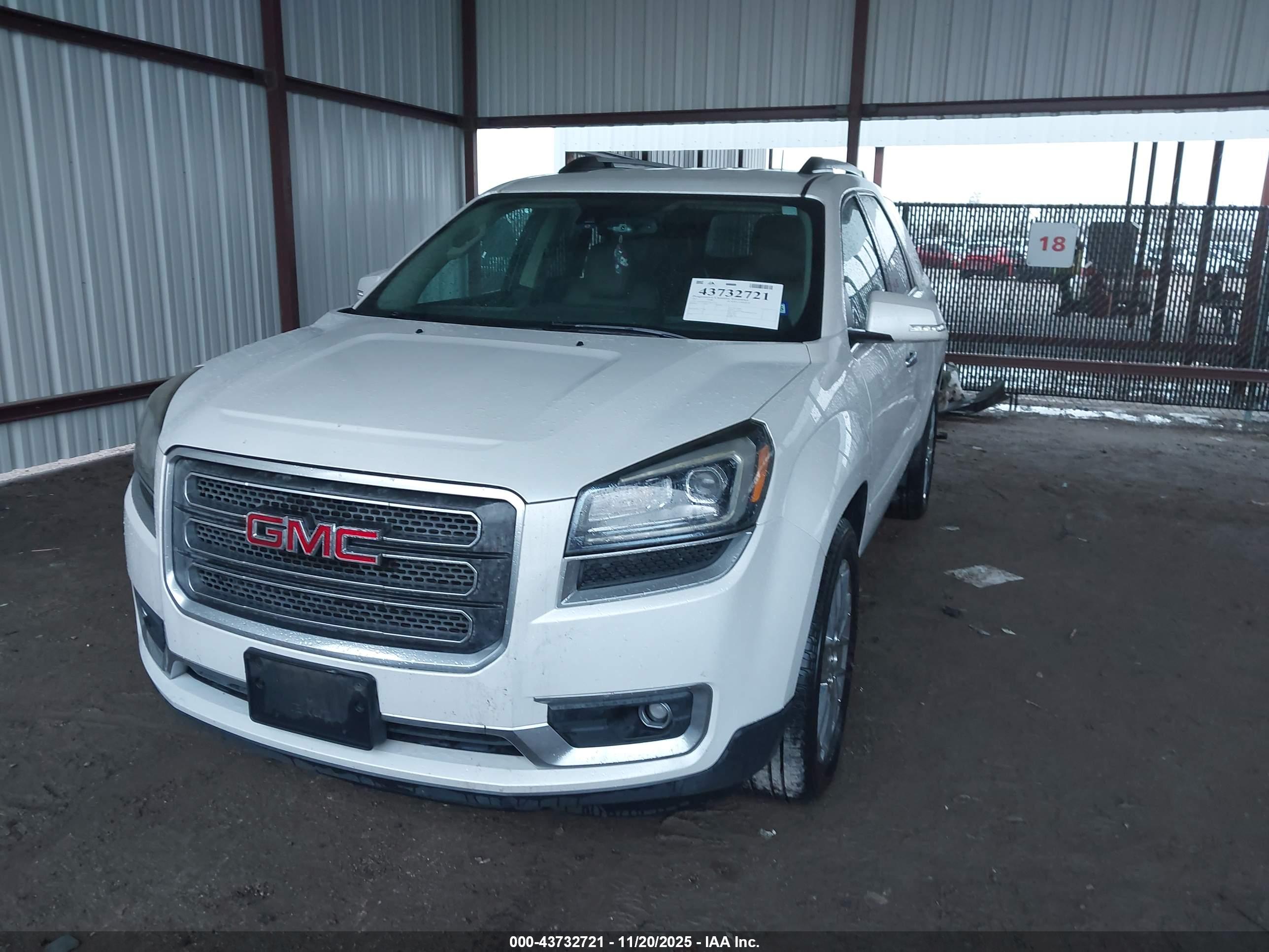 GMC ACADIA image 2