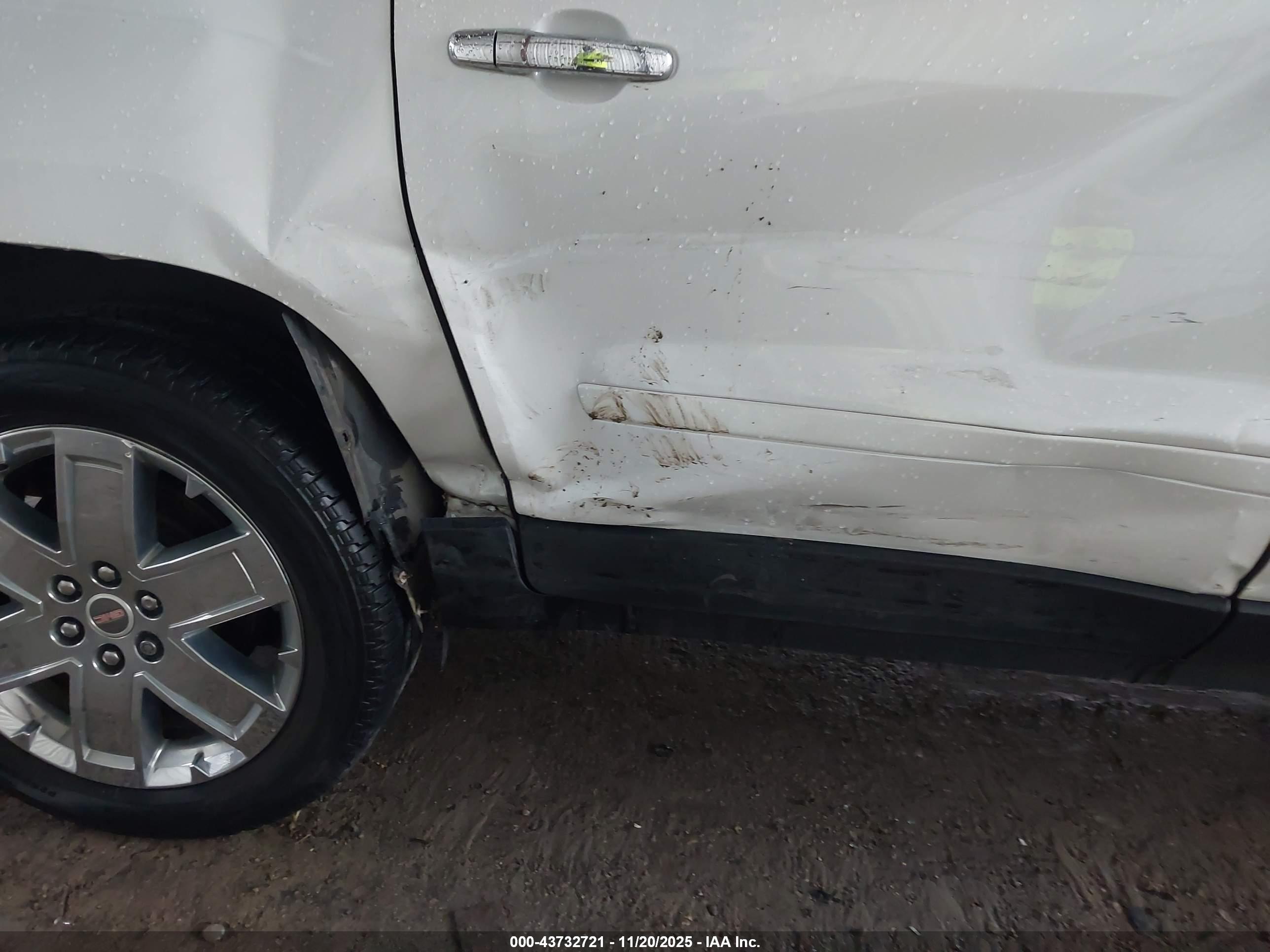 GMC ACADIA image 6