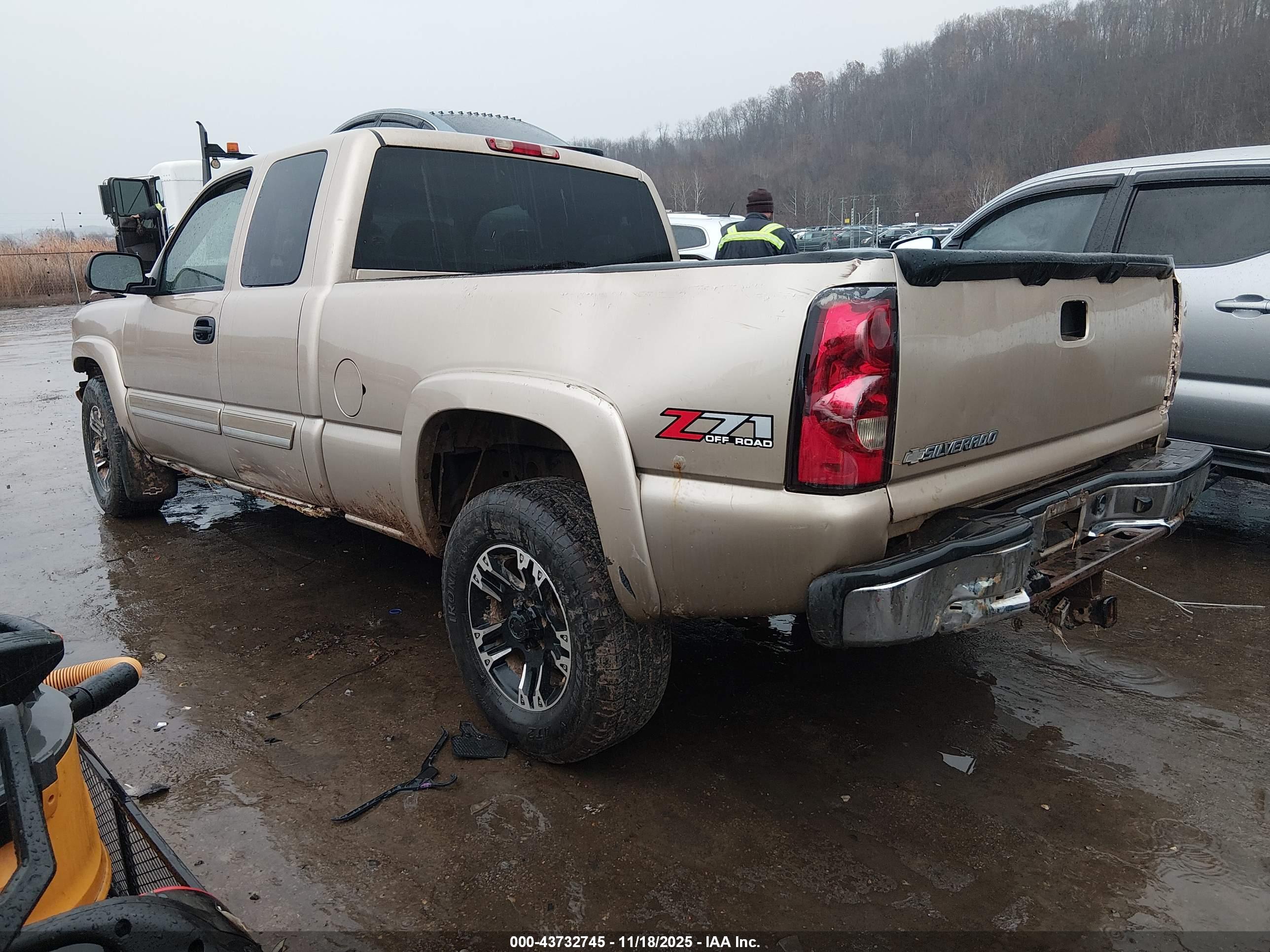 CHEVROLET SILVERADO image 3