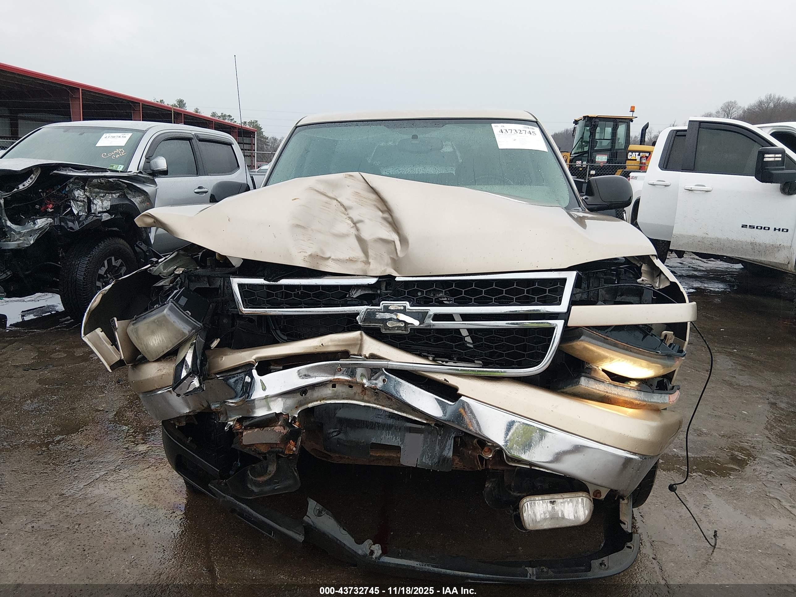 CHEVROLET SILVERADO image 6