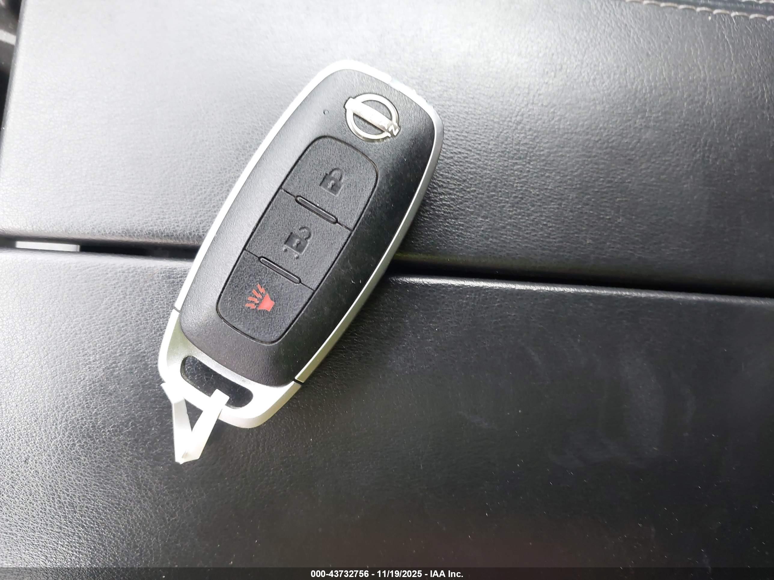 NISSAN ROGUE image 11