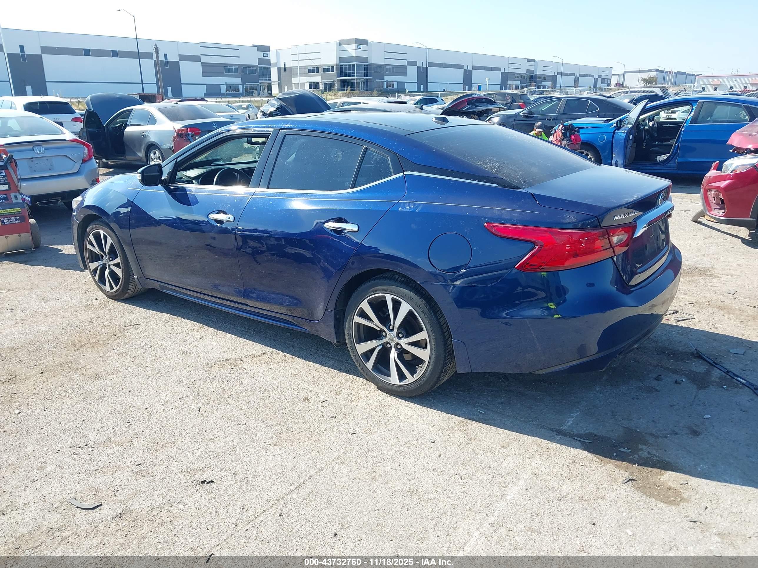NISSAN MAXIMA image 3