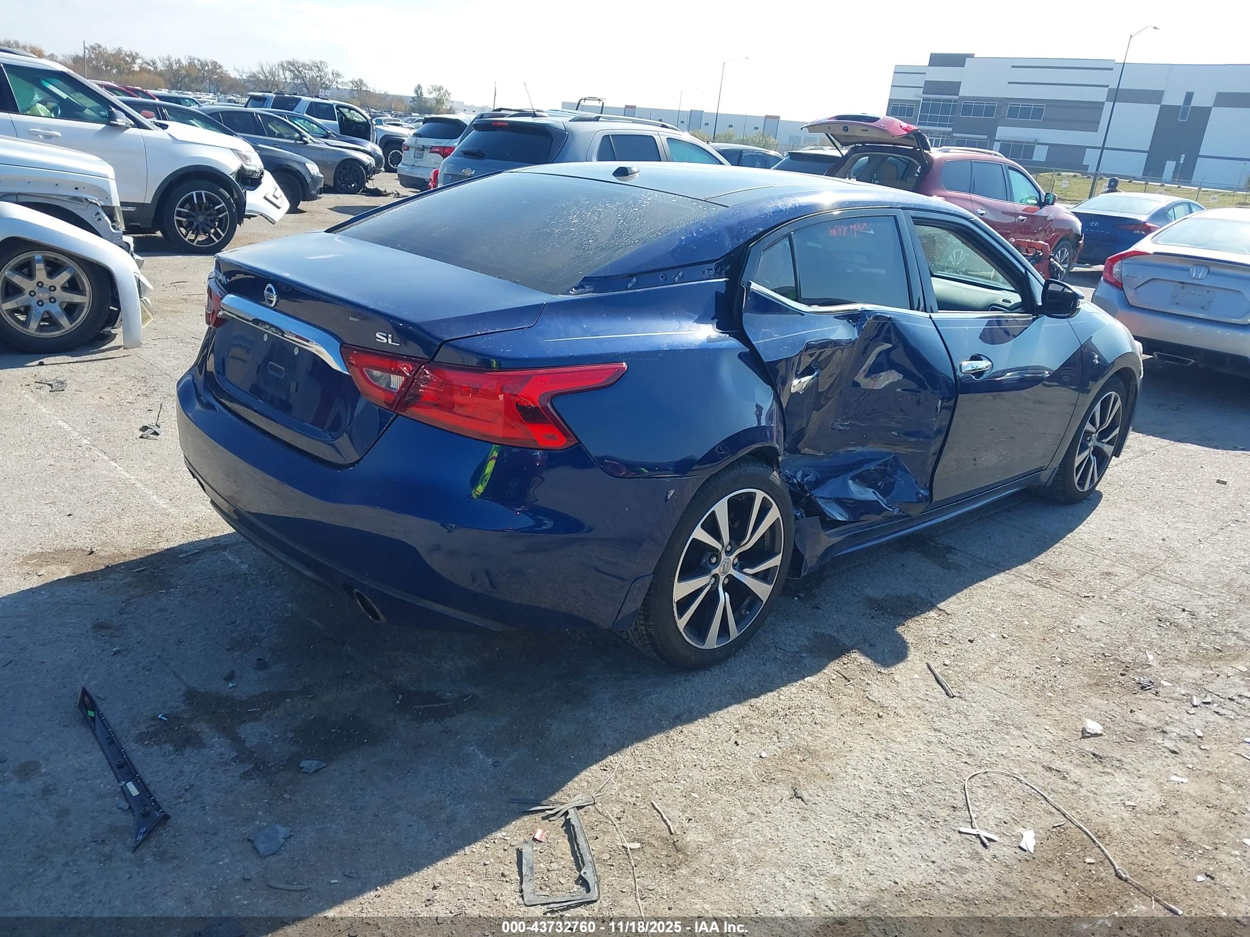 NISSAN MAXIMA image 4