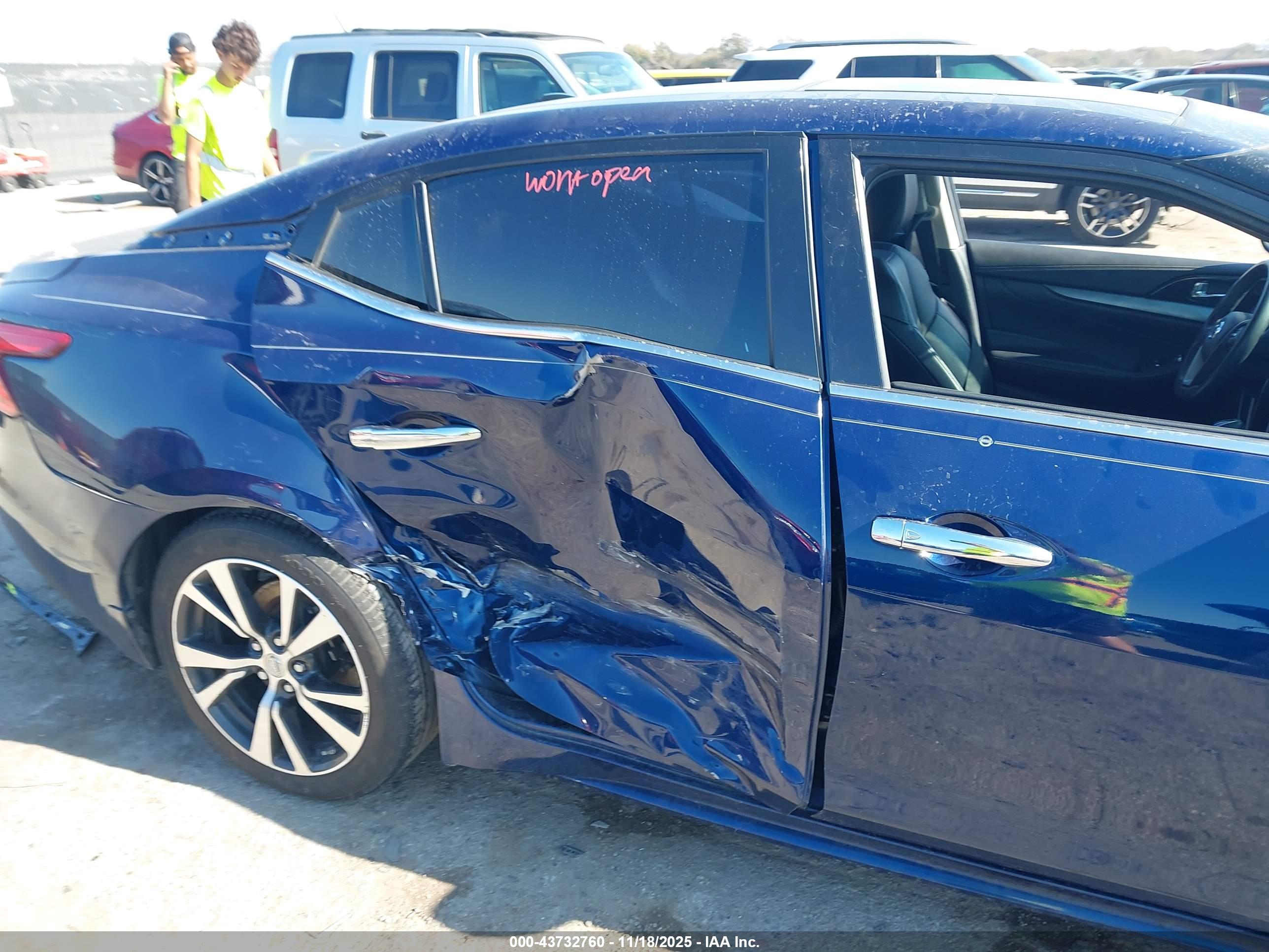 NISSAN MAXIMA image 6