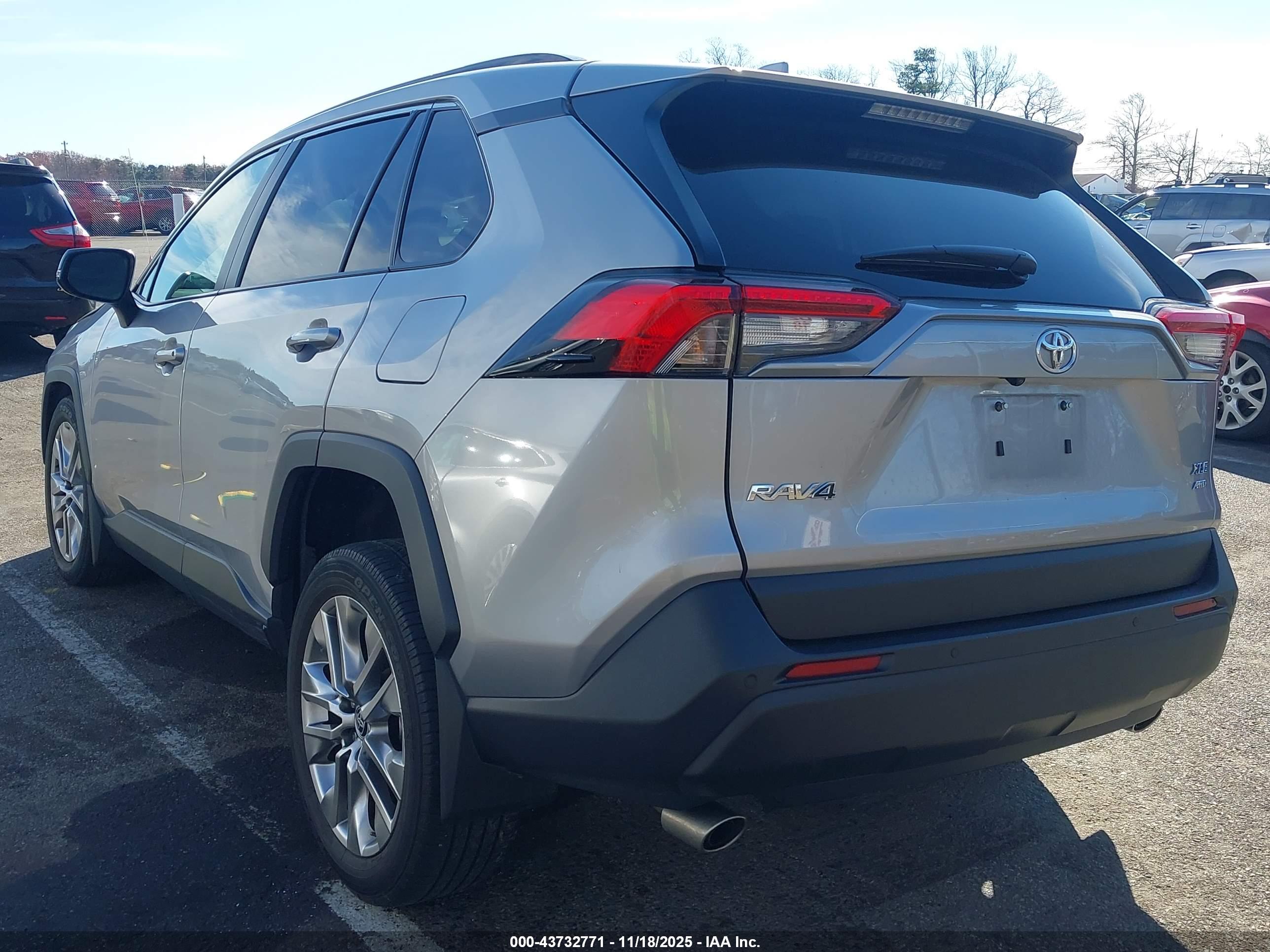 TOYOTA RAV4 image 3