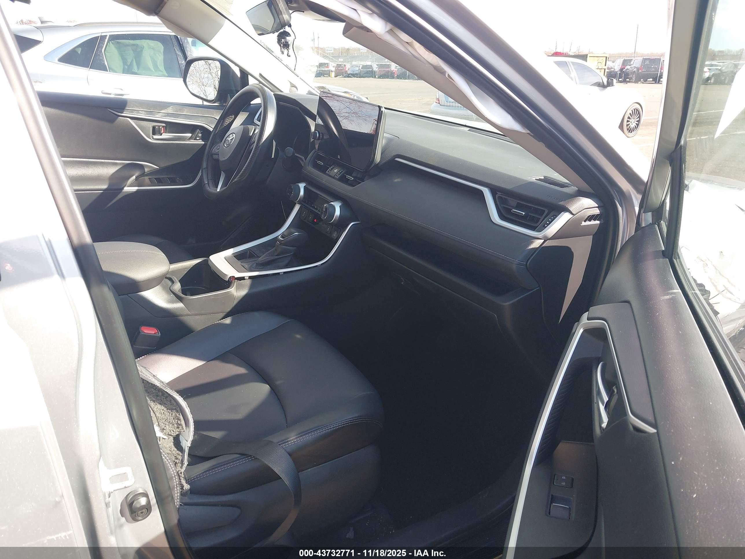 TOYOTA RAV4 image 5