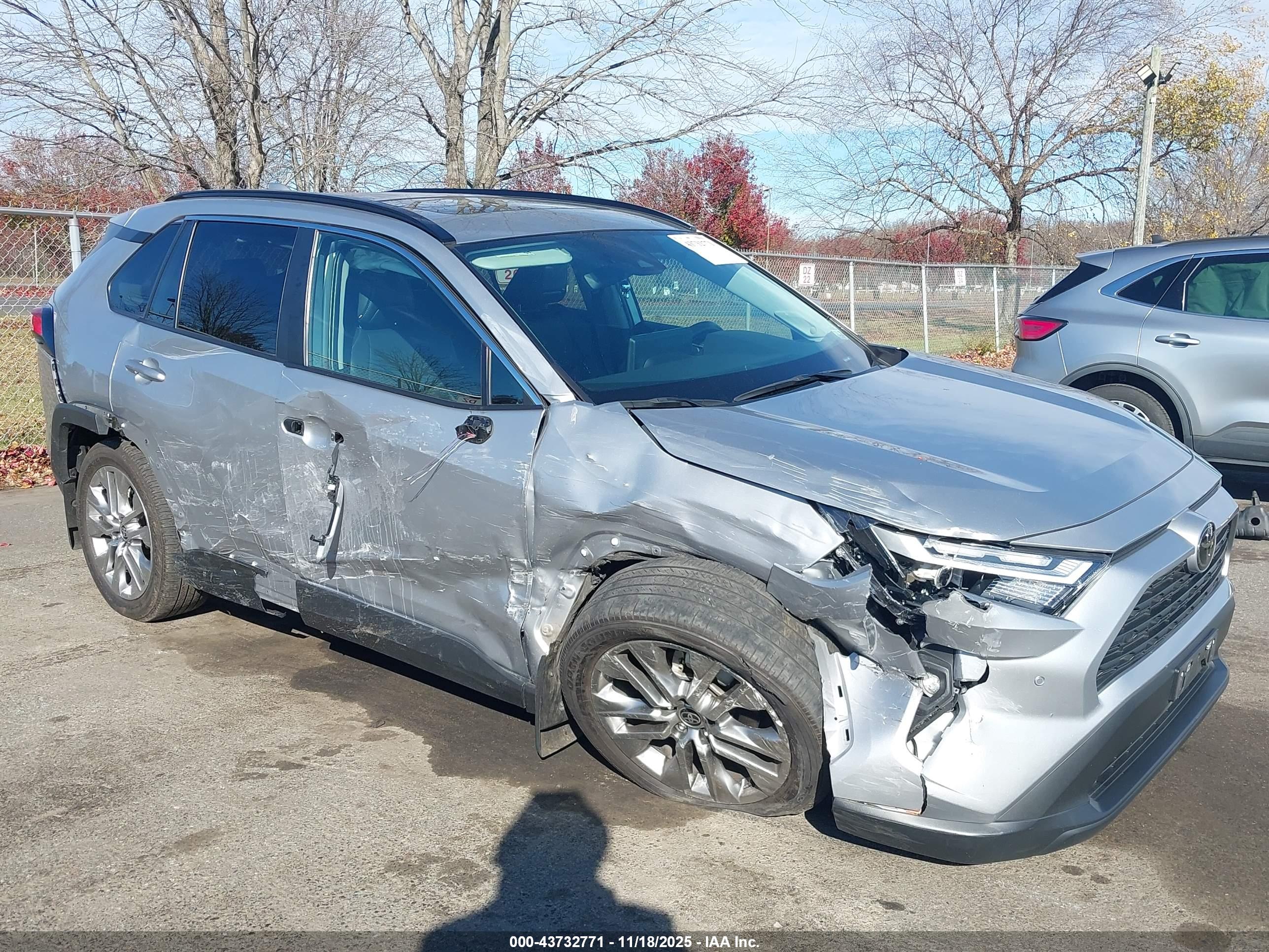 TOYOTA RAV4 image 6