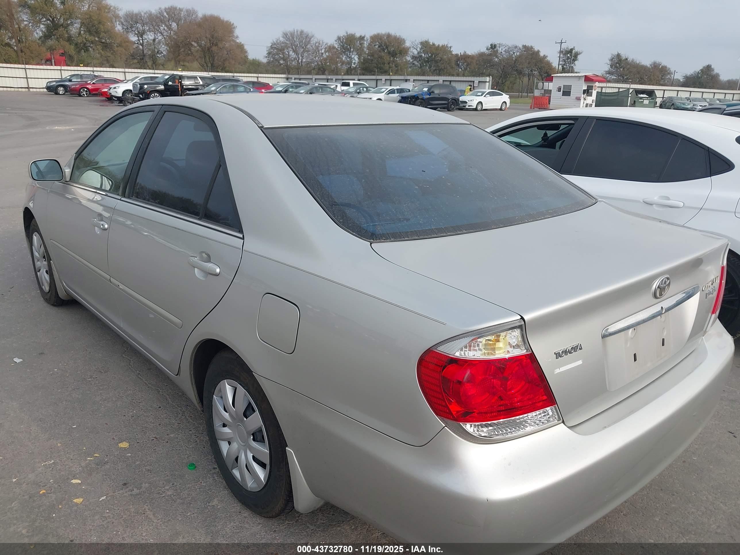 TOYOTA CAMRY image 3