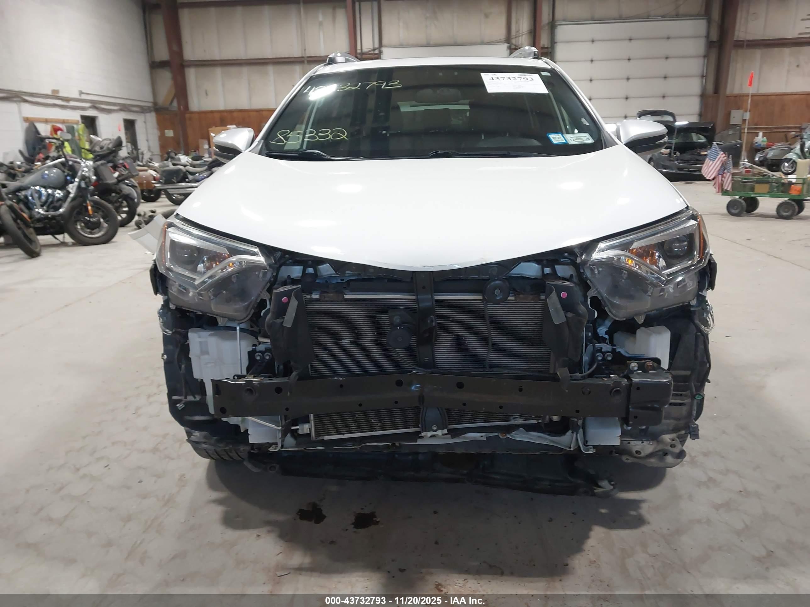 TOYOTA RAV4 image 6