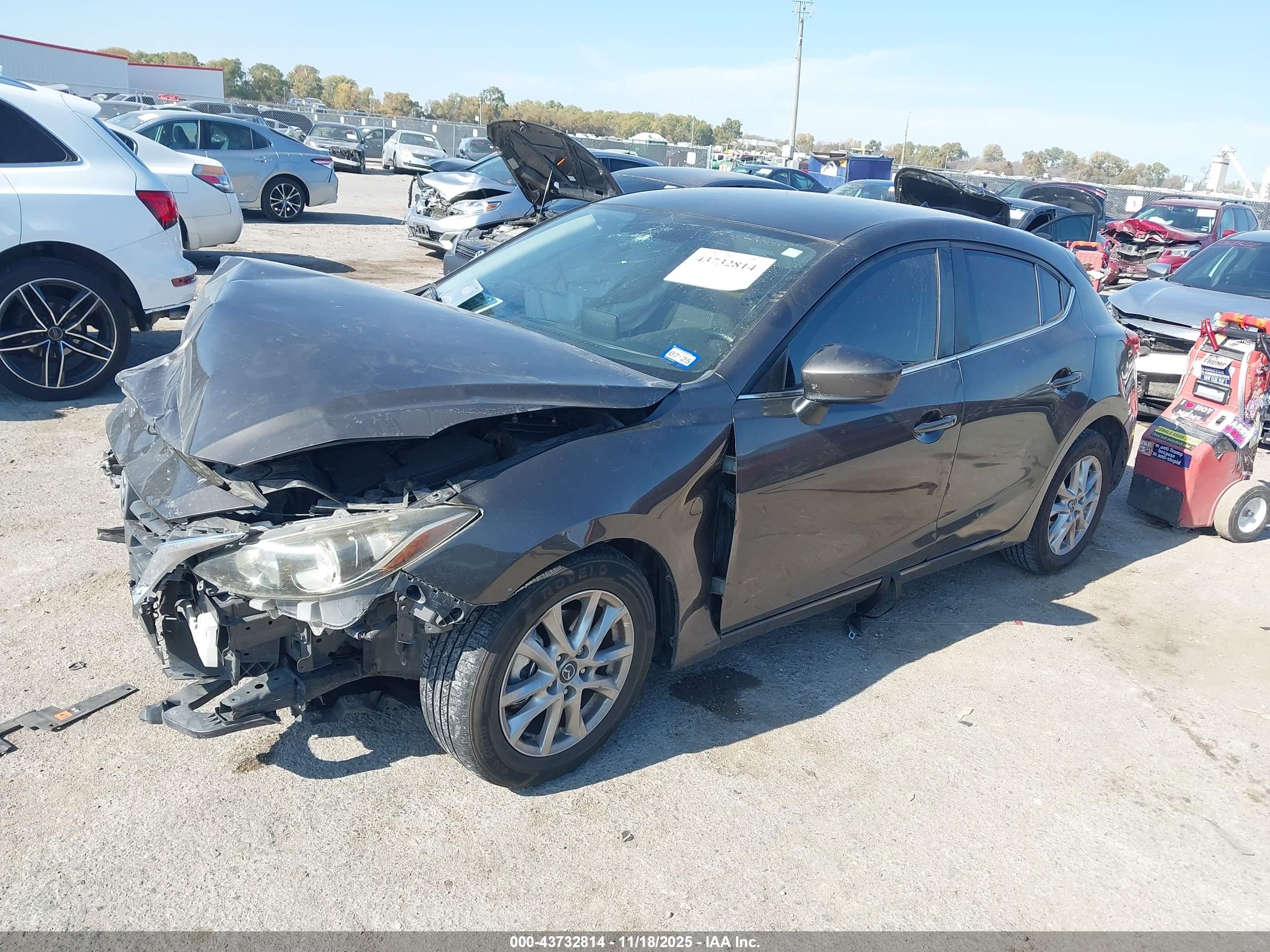 MAZDA MAZDA3 image 2