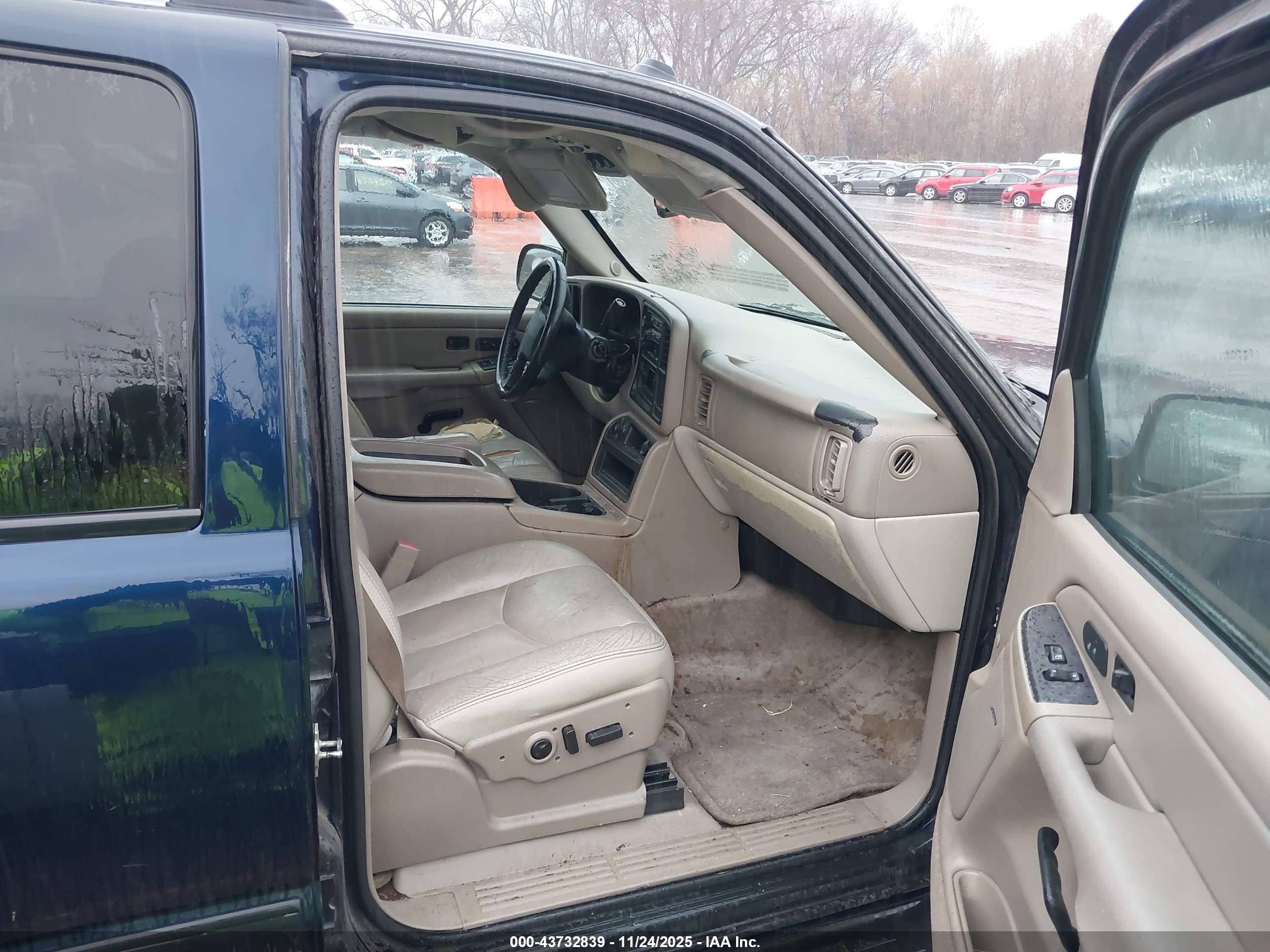CHEVROLET SUBURBAN image 5
