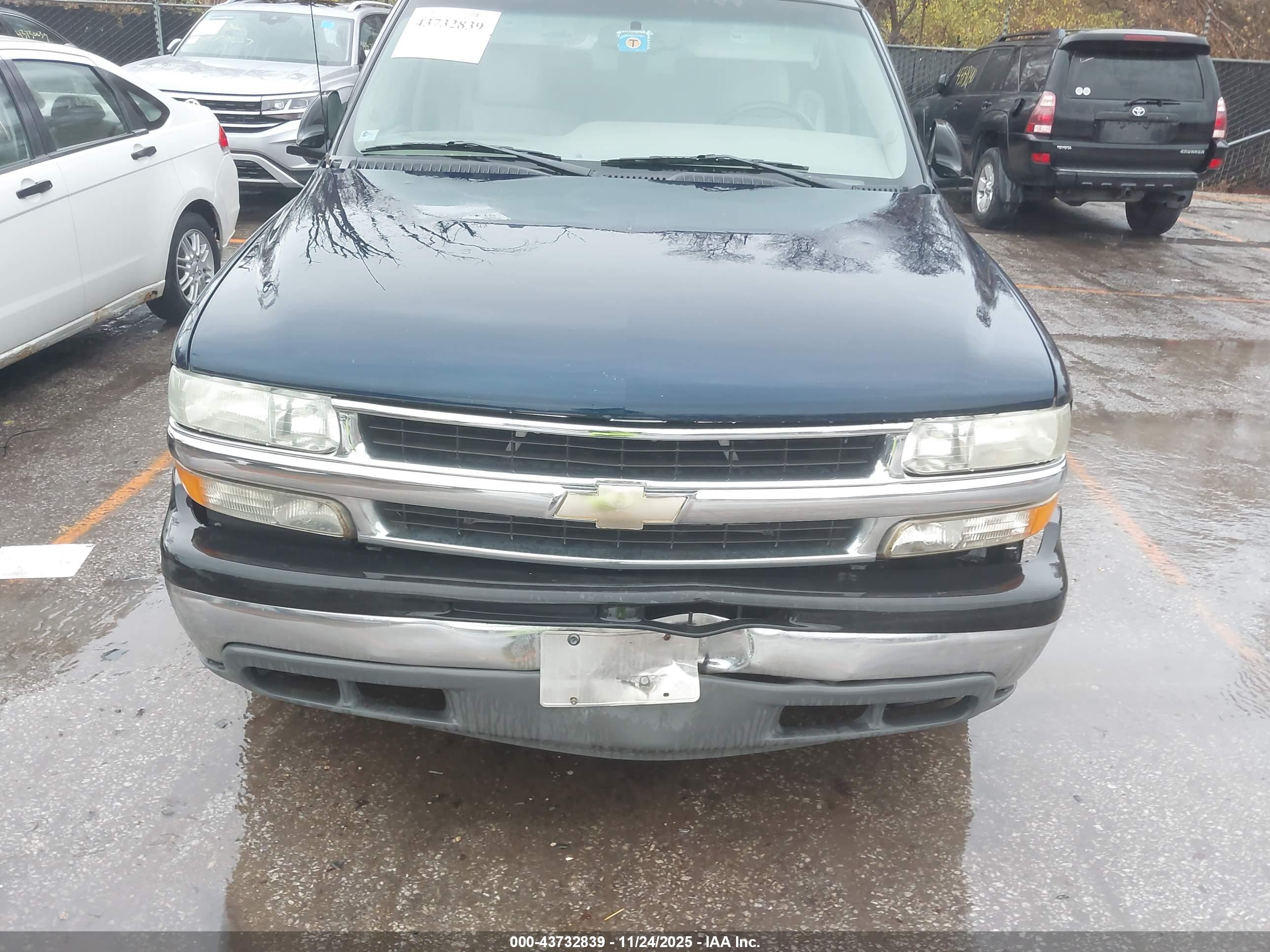 CHEVROLET SUBURBAN image 6