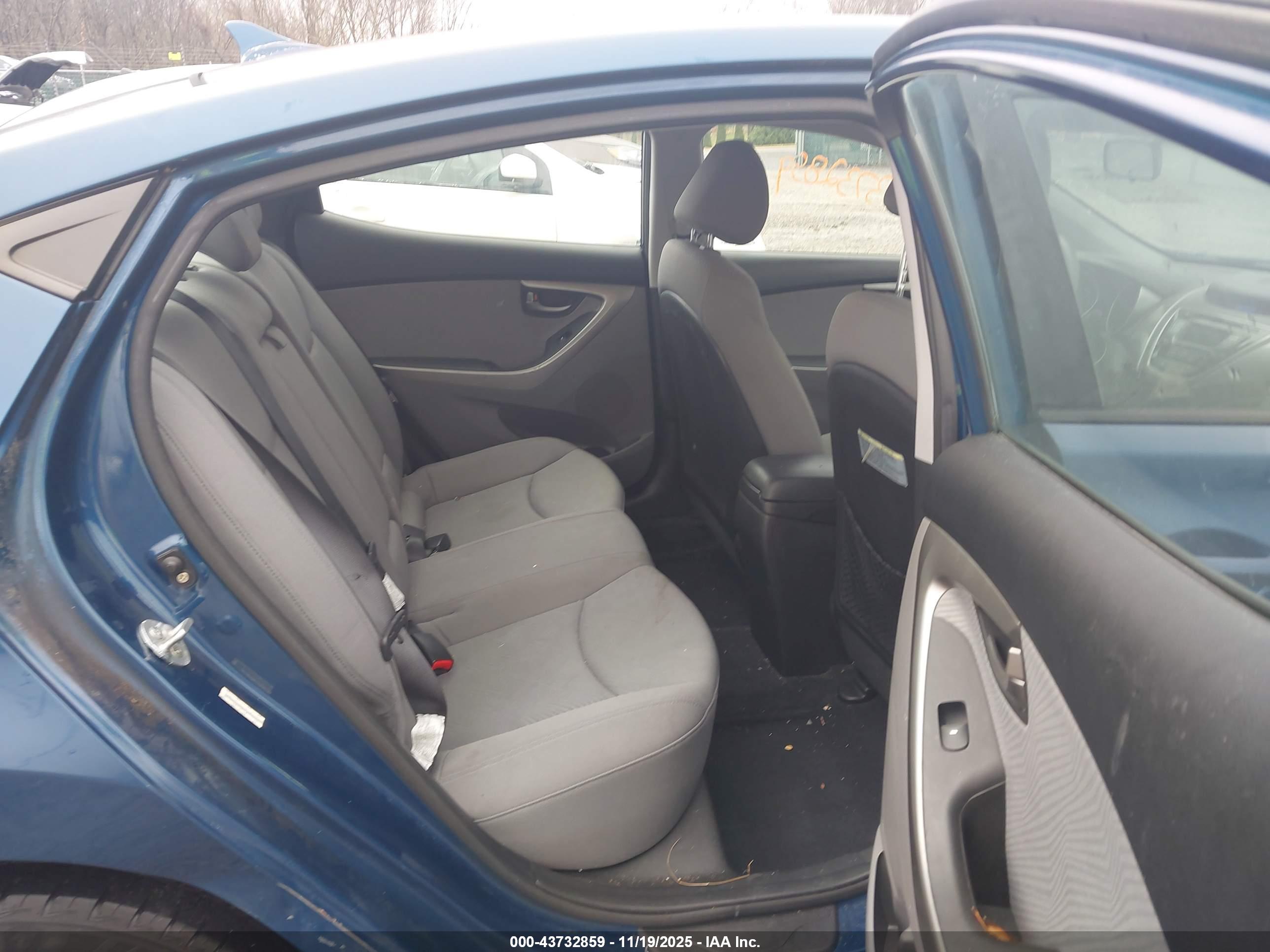 HYUNDAI ELANTRA image 8
