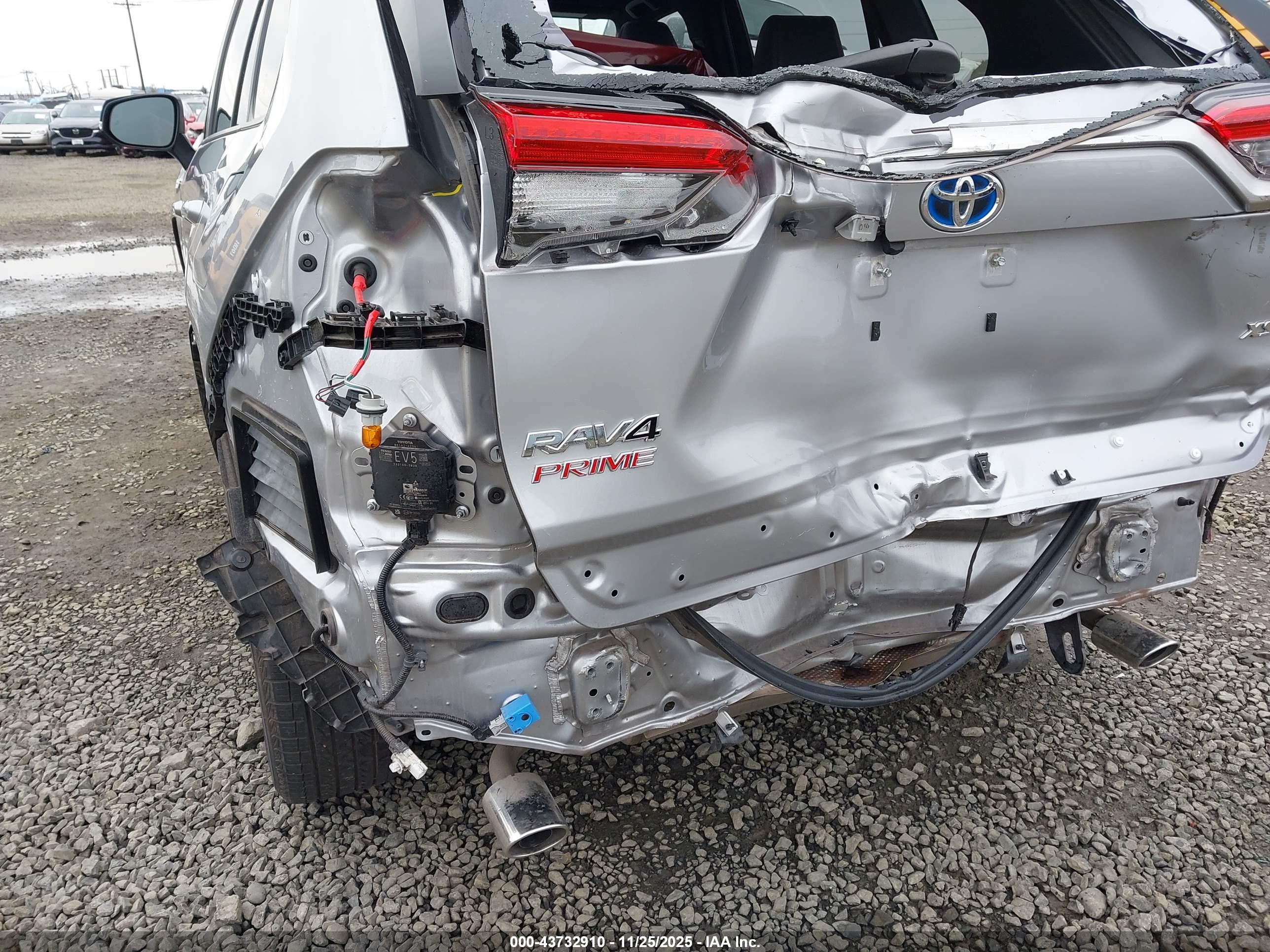 TOYOTA RAV4 image 6