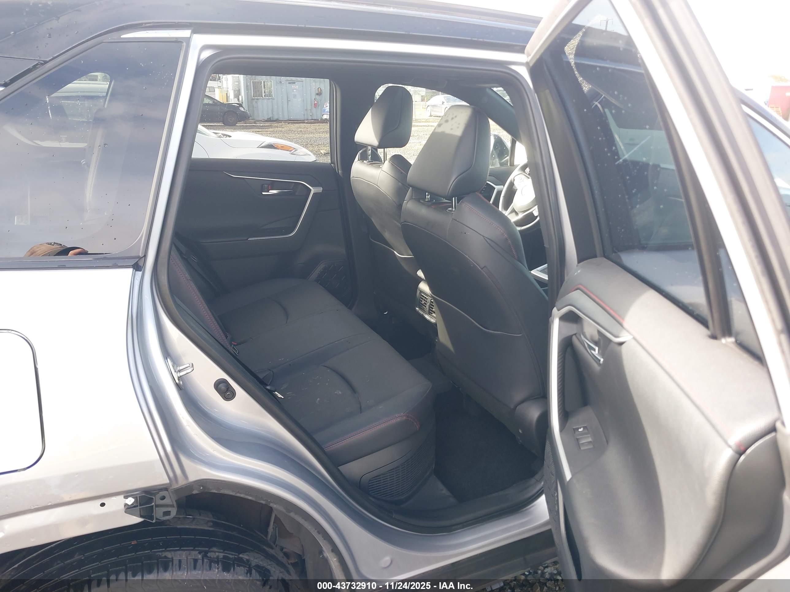 TOYOTA RAV4 image 8