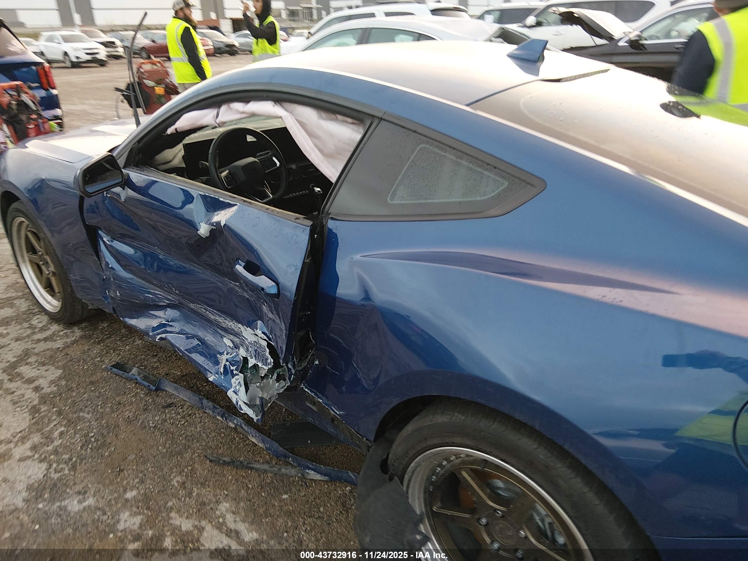 FORD MUSTANG image 6