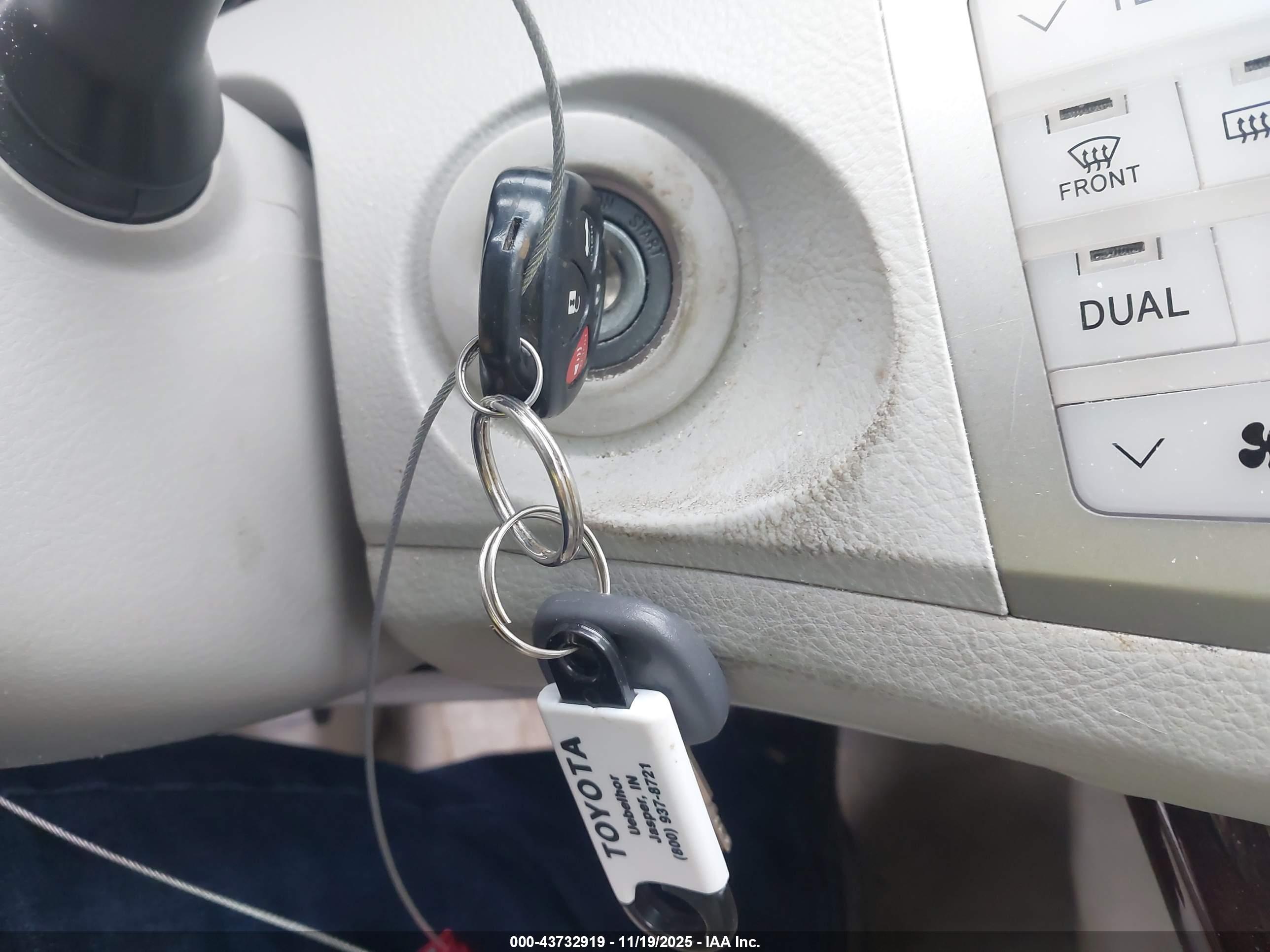 TOYOTA AVALON image 11