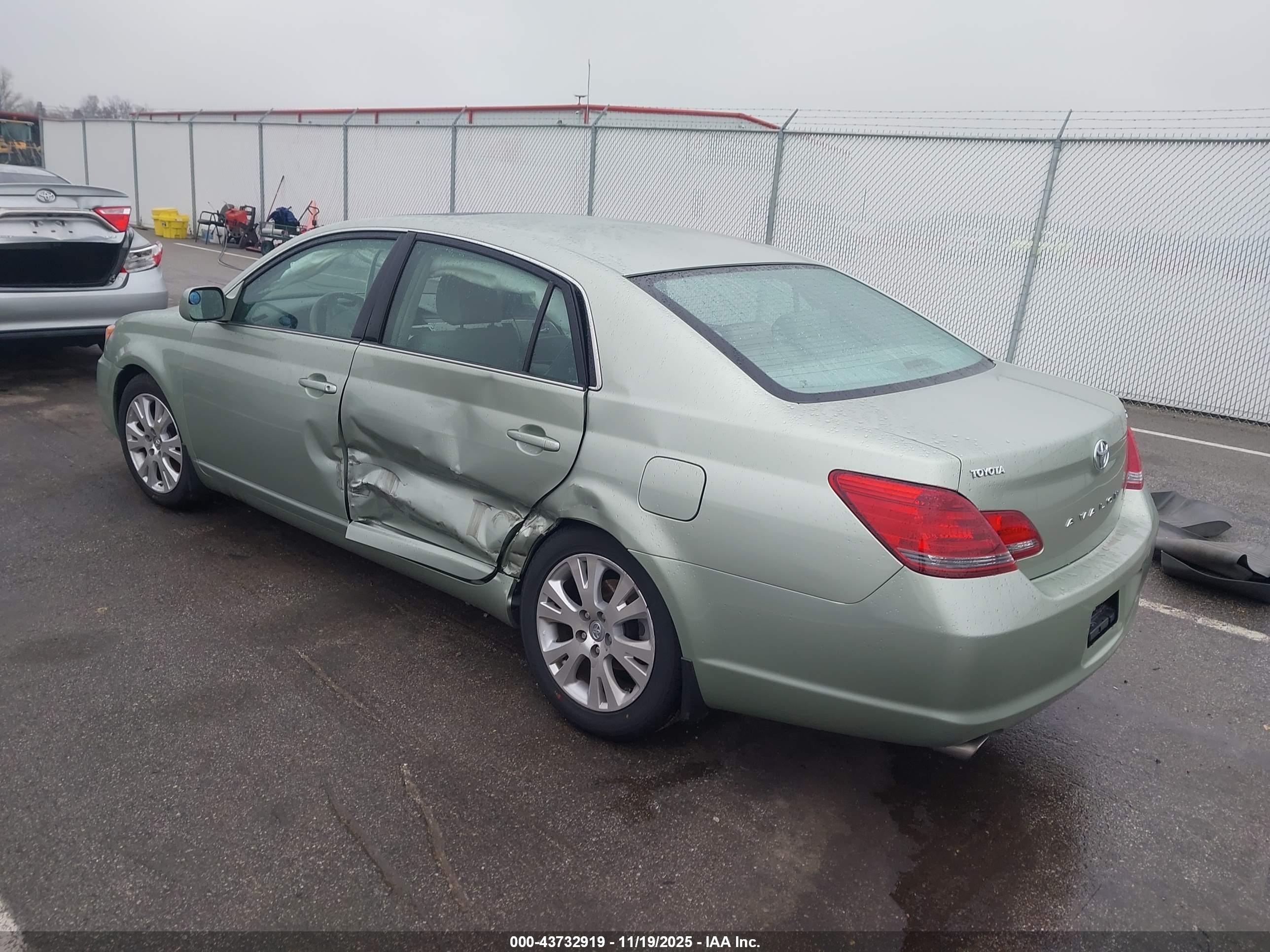TOYOTA AVALON image 3
