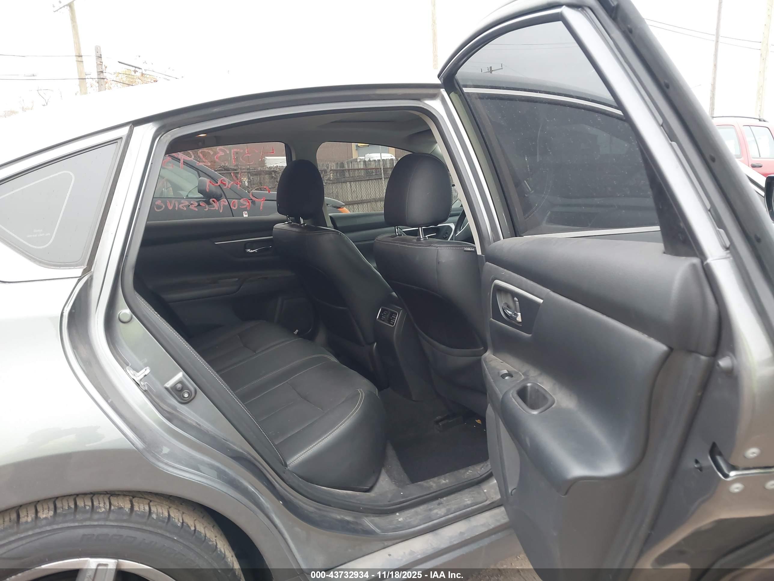 NISSAN ALTIMA image 8