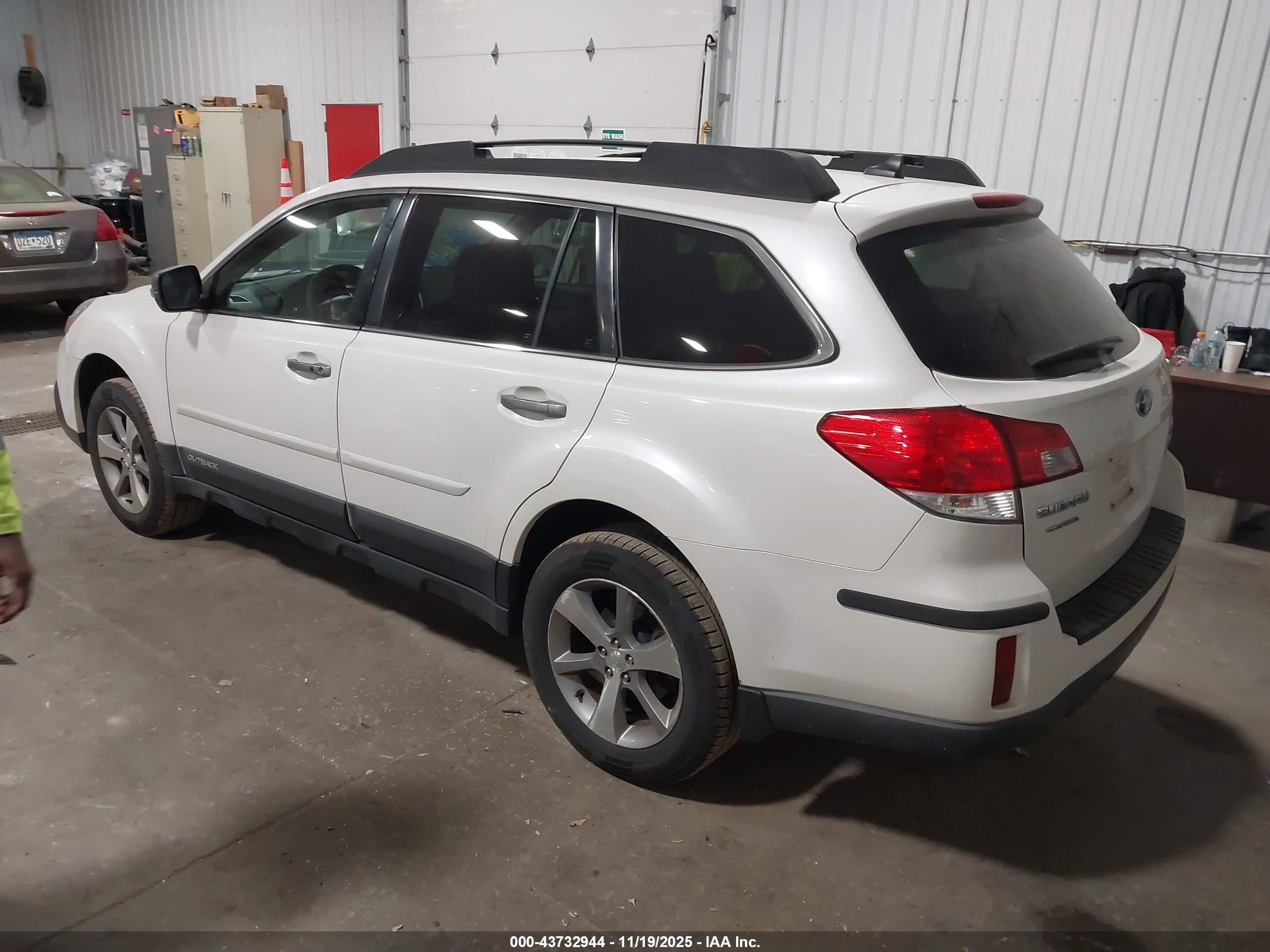 SUBARU OUTBACK image 3